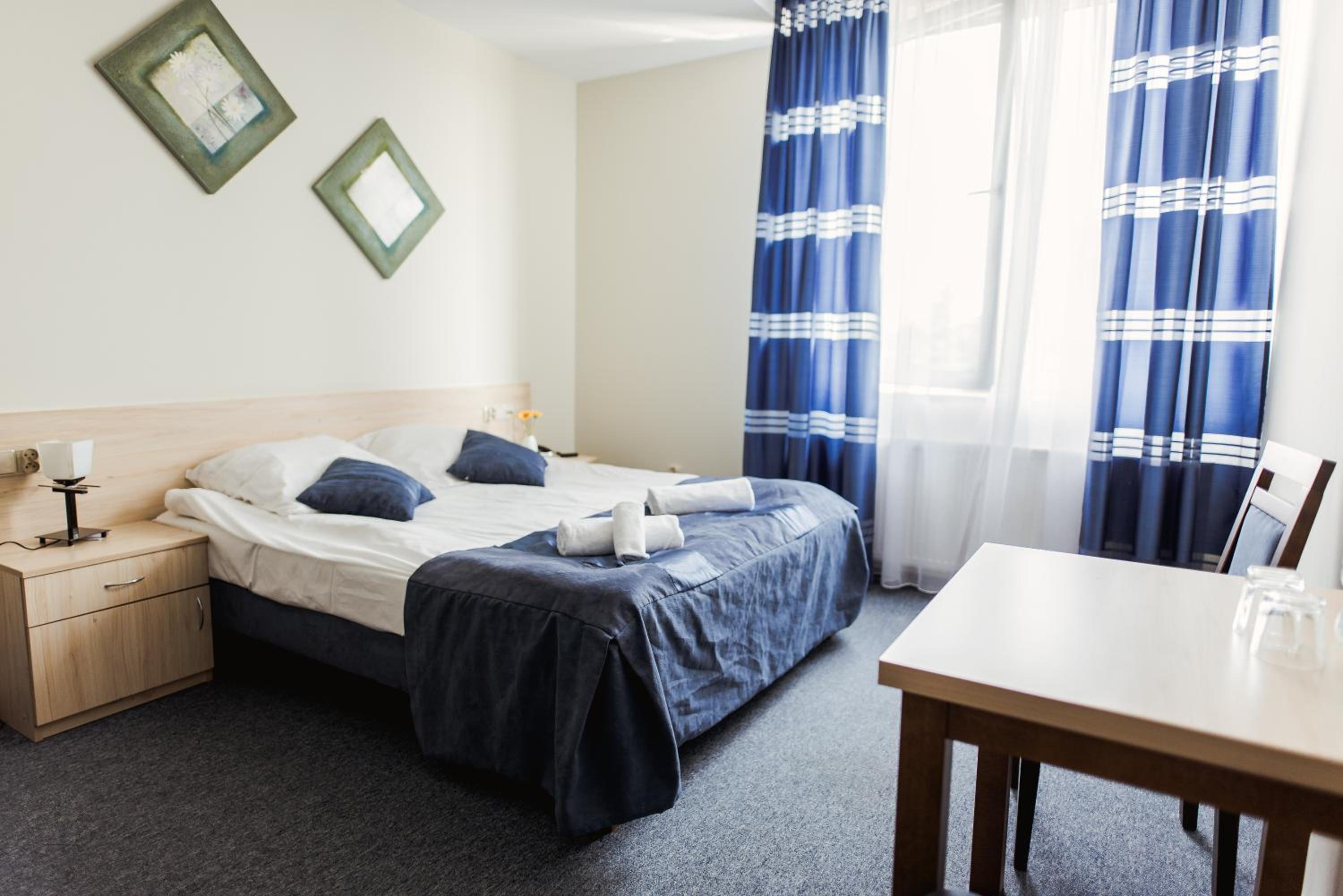 Large Double Room - Photo 2