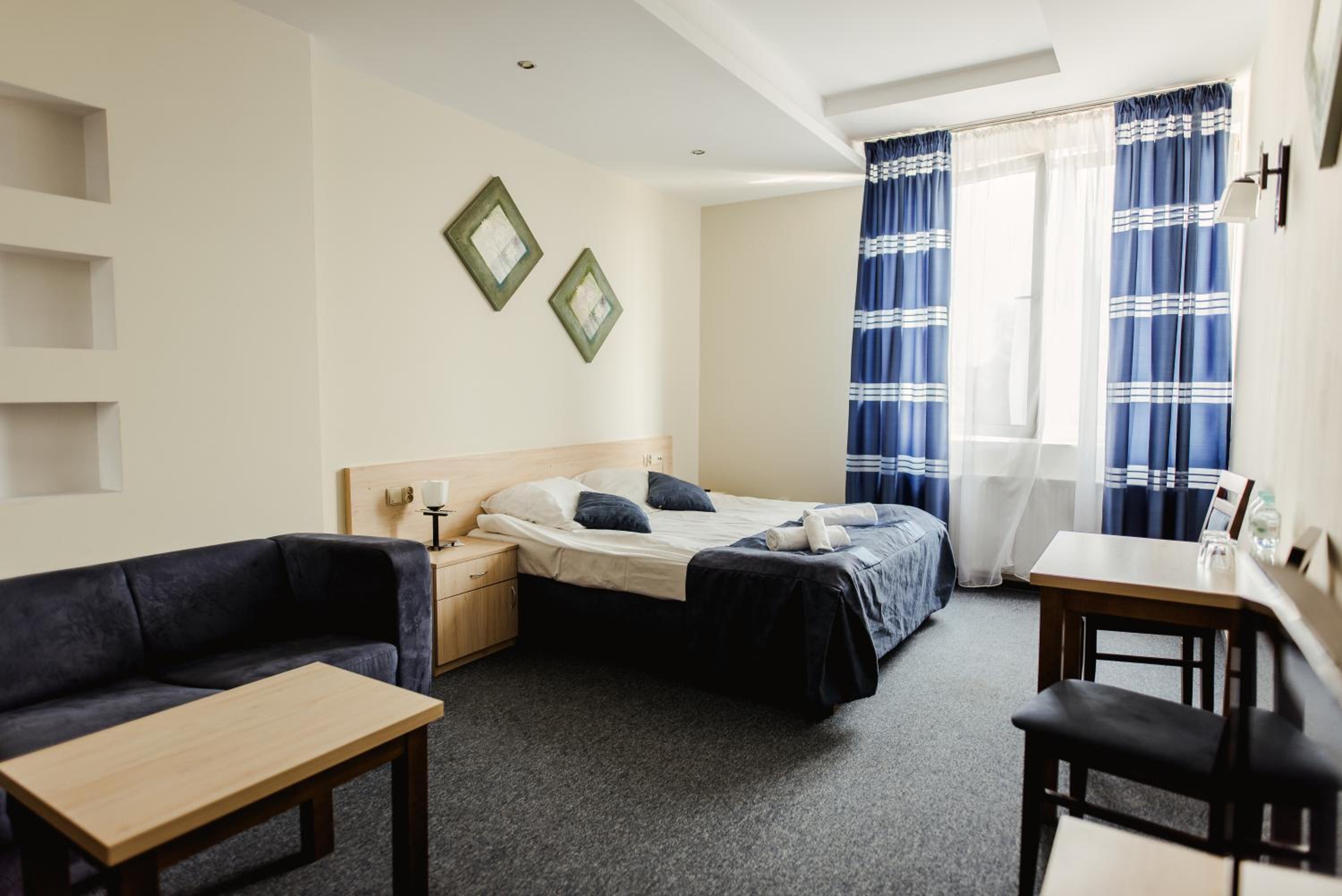 Large Double Room - Photo 13