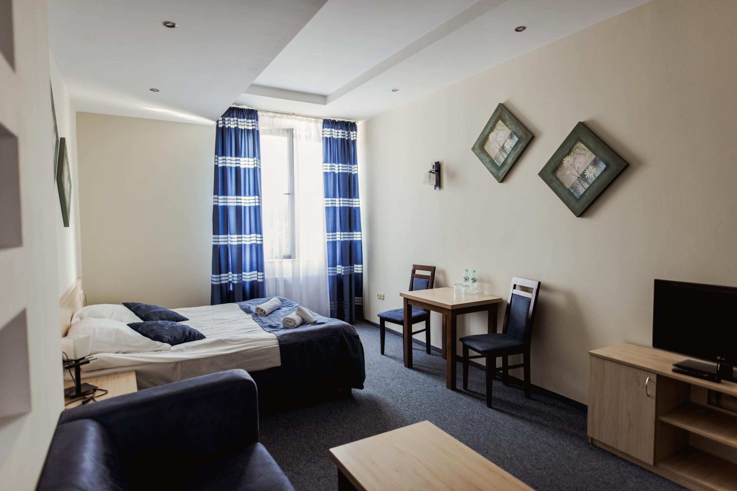 Large Double Room - Photo 12
