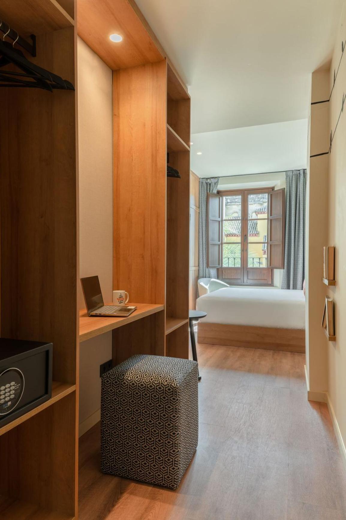 Double Room with Private Bathroom - Photo 6