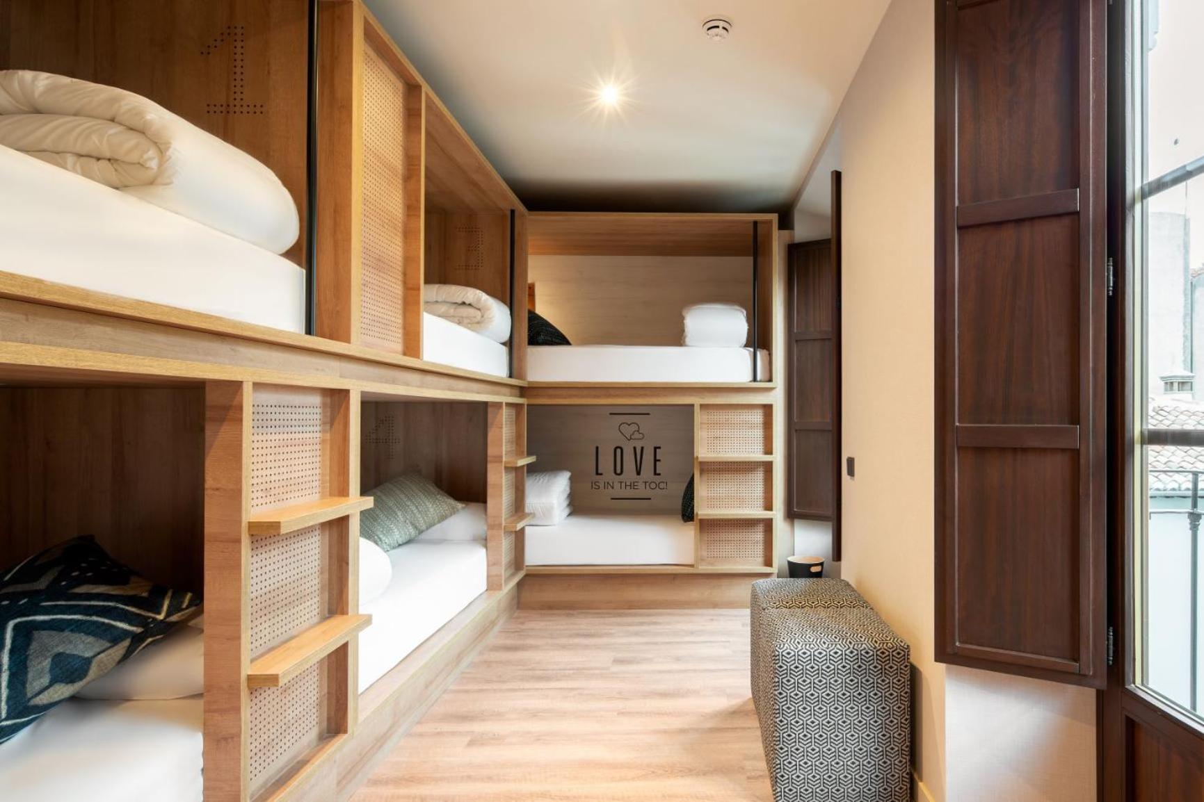 Cama en Habitación Compartida Femenina de 6 Camas