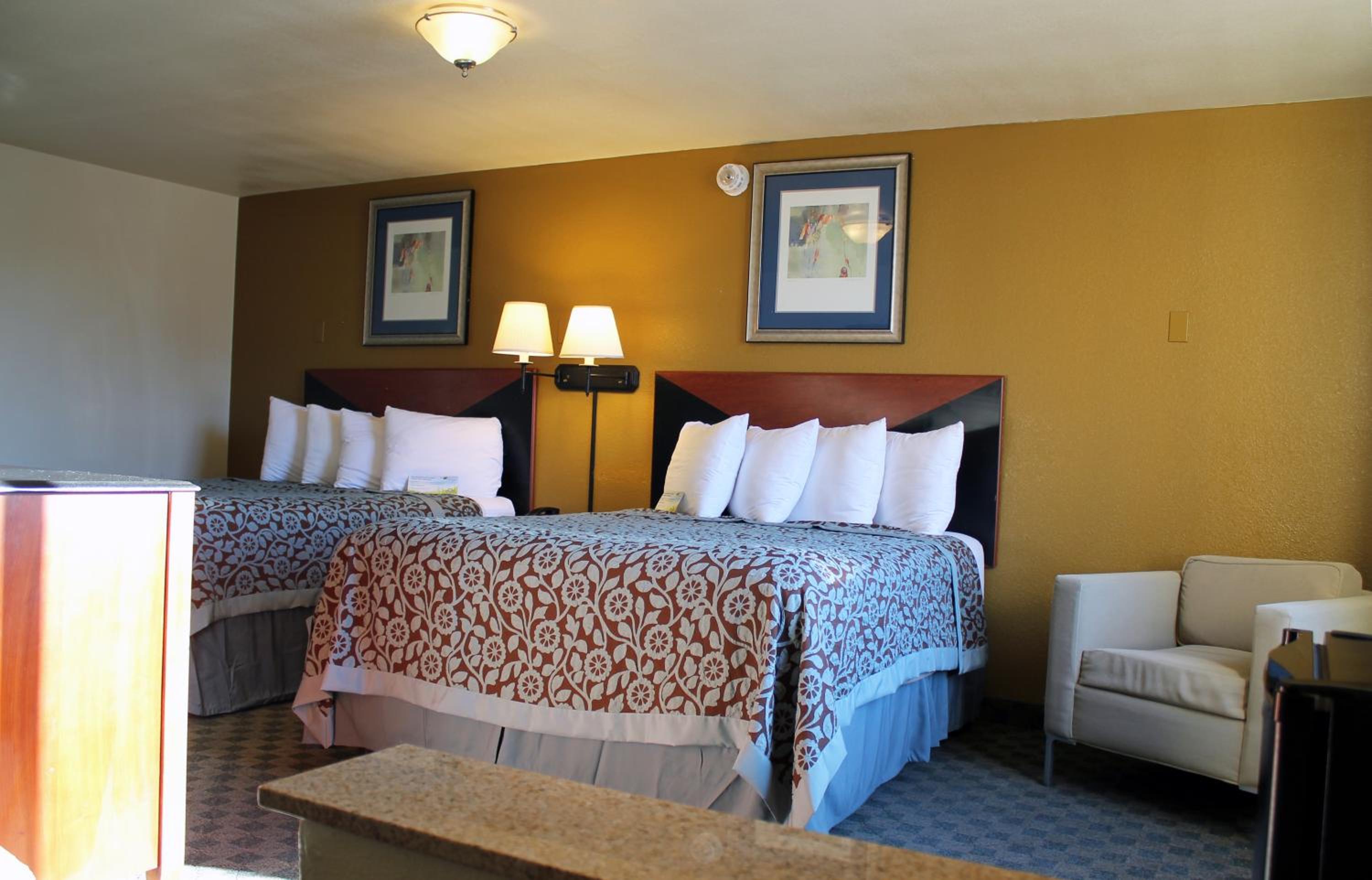 Queen Room with Two Queen Beds - Non-Smoking - Photo 4
