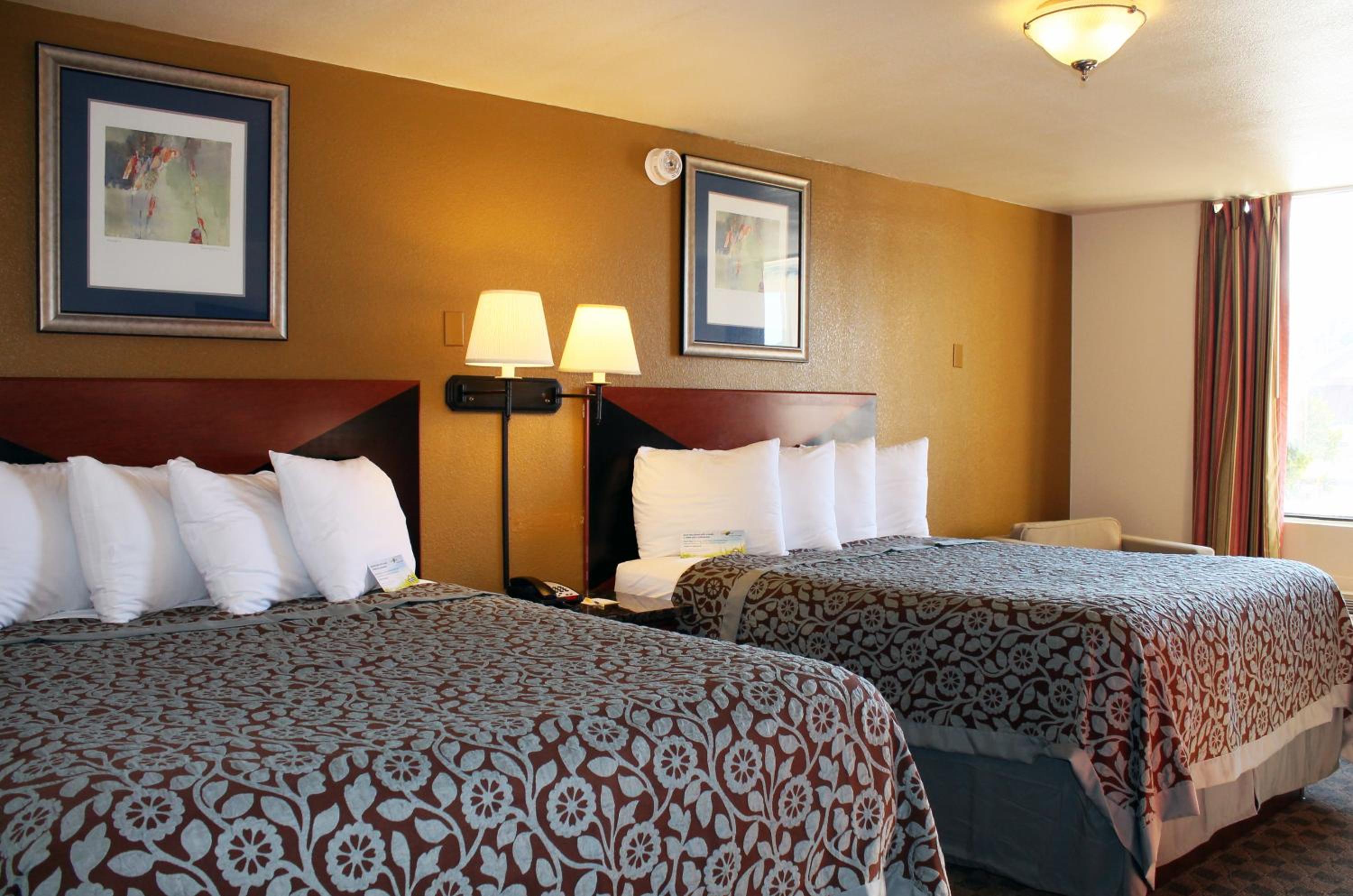 Queen Room with Two Queen Beds - Non-Smoking - Photo 5