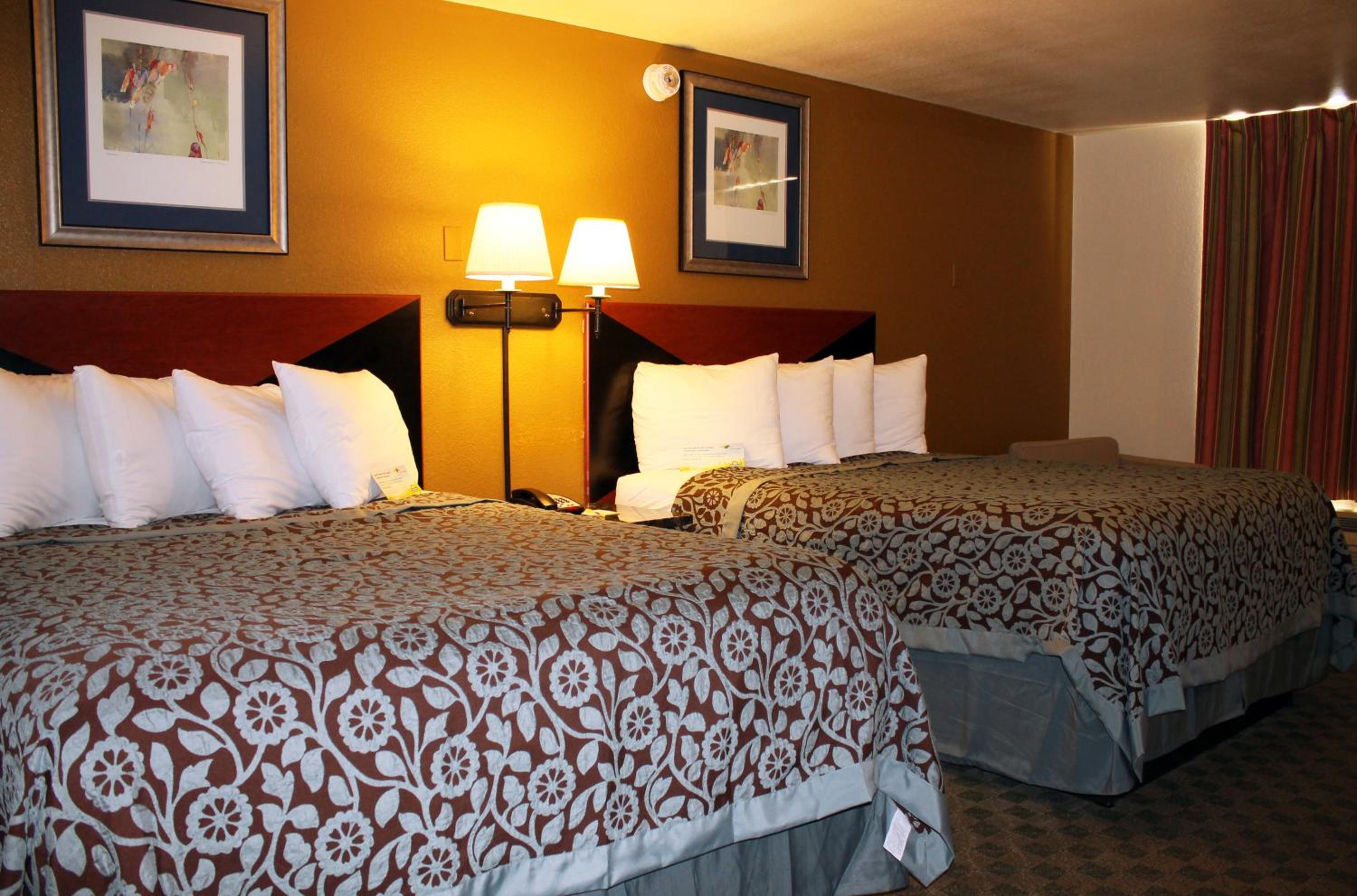 Queen Room with Two Queen Beds - Non-Smoking - Photo 6