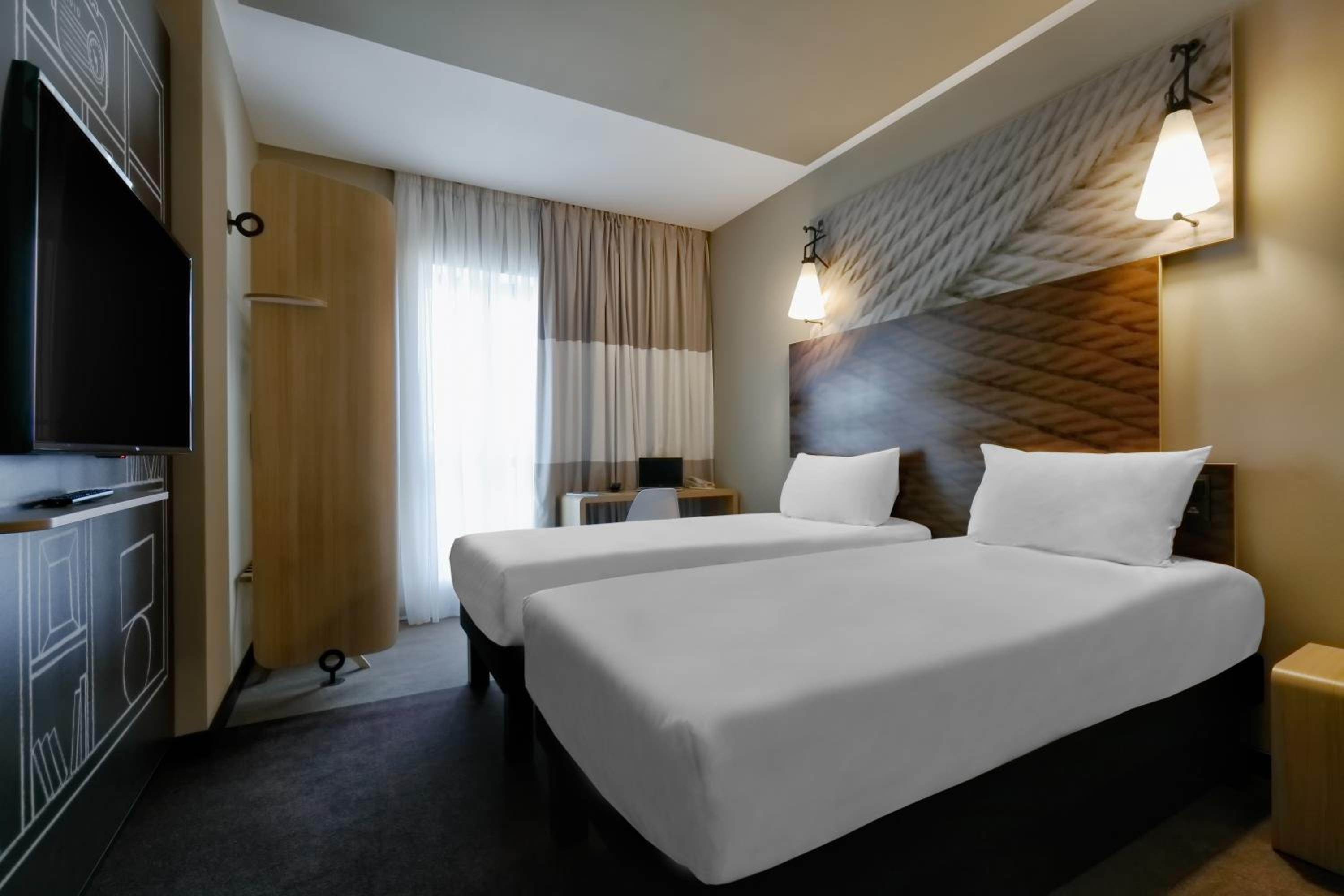 Standard Twin Room - Photo 1