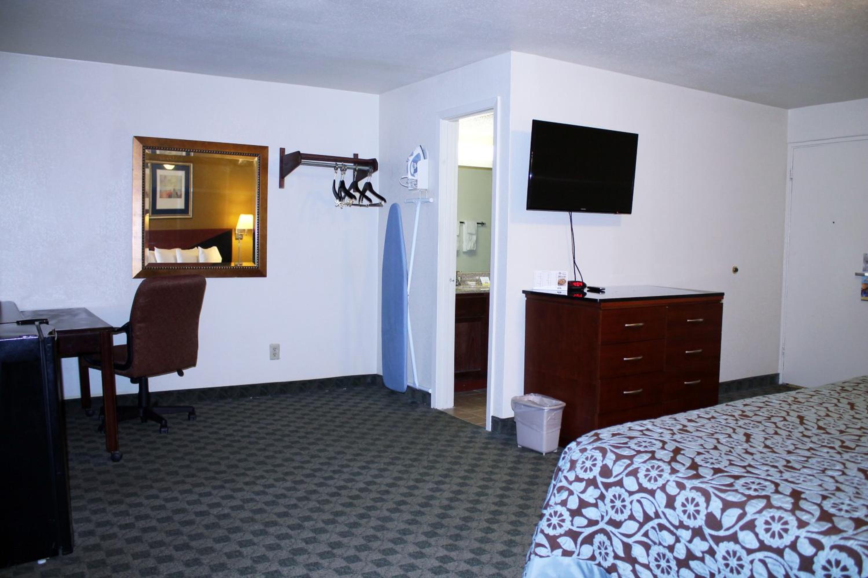 Standard King Room - Non-Smoking  - Photo 4