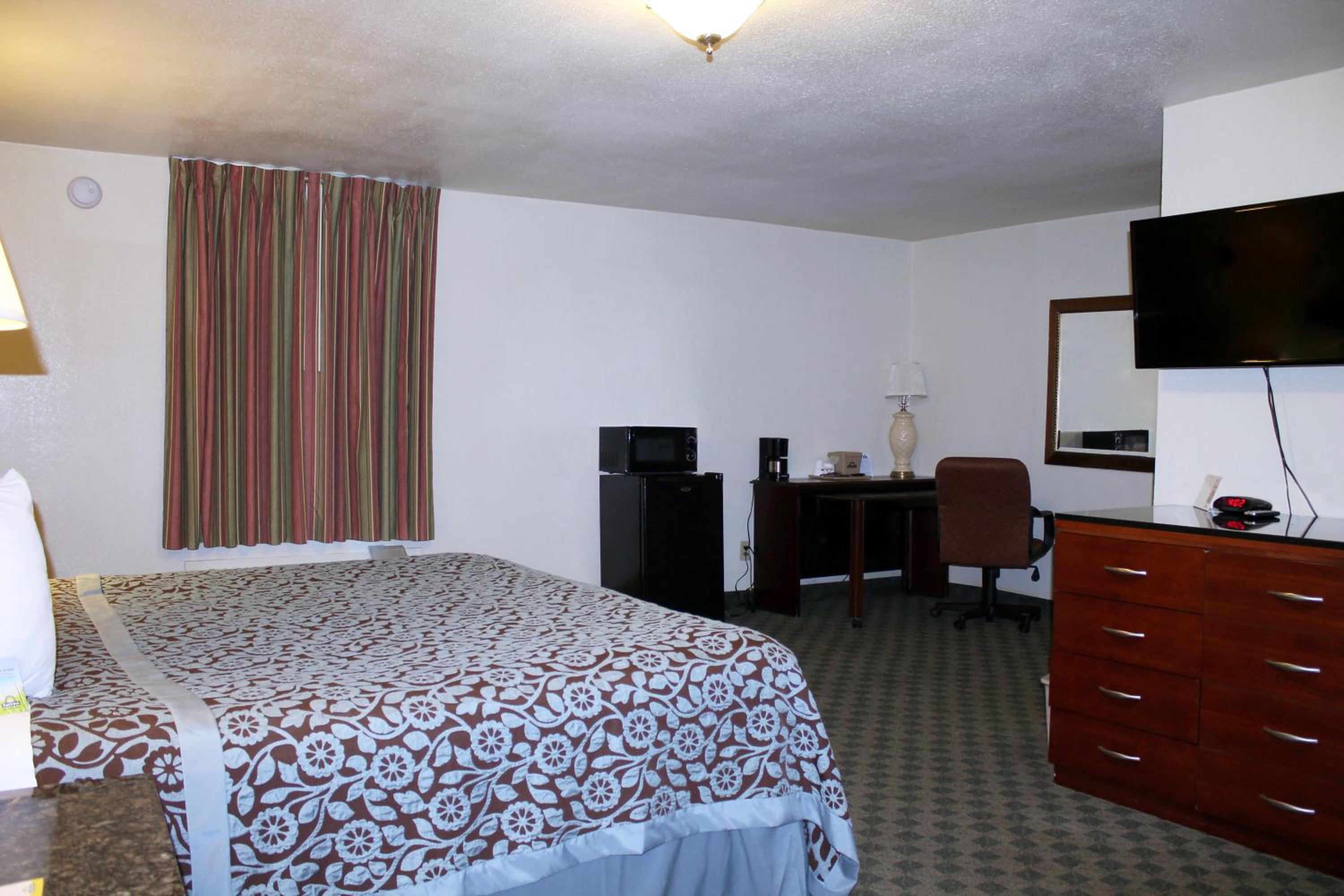 Standard King Room - Non-Smoking  - Photo 3