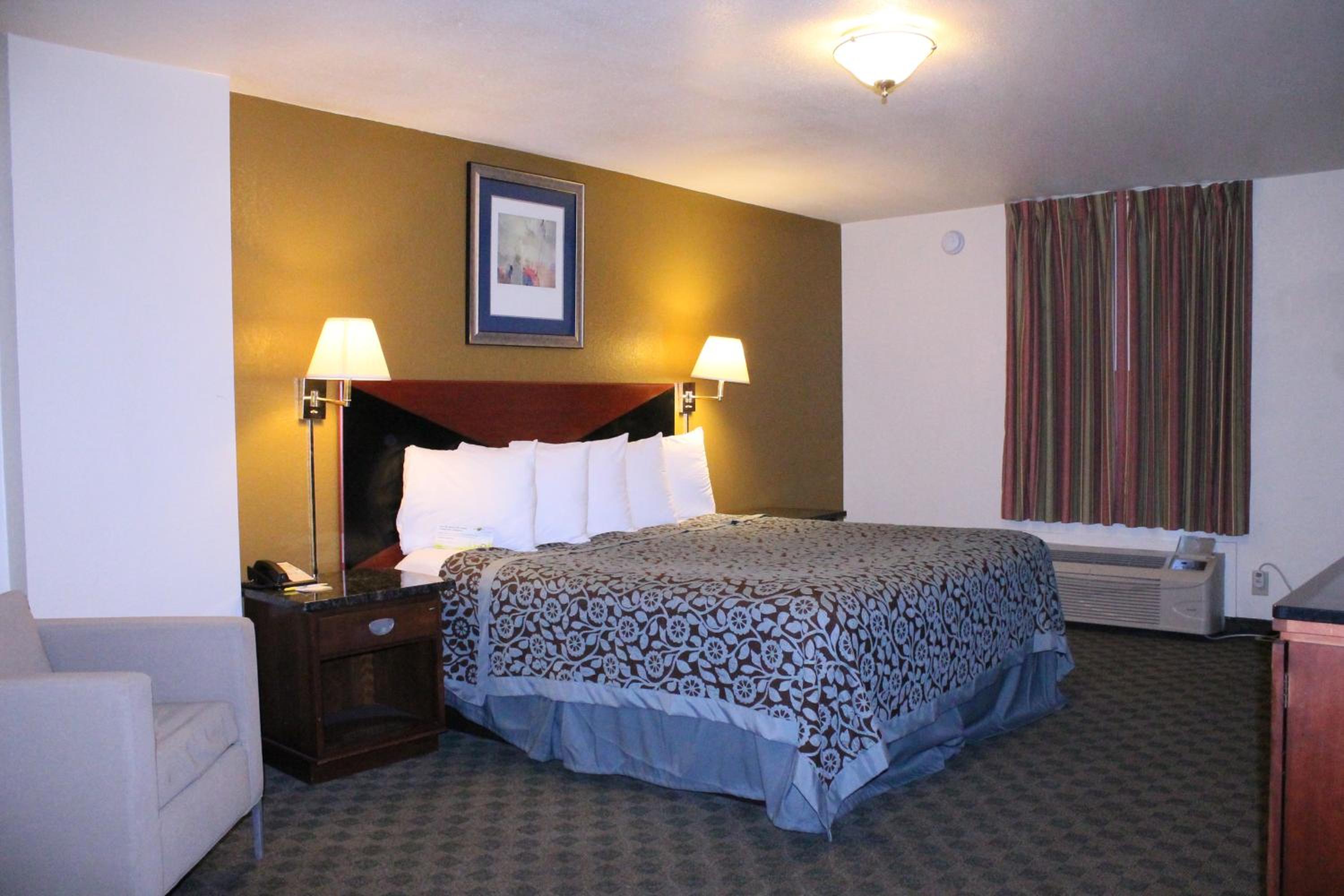 Standard King Room - Non-Smoking  - Photo 2