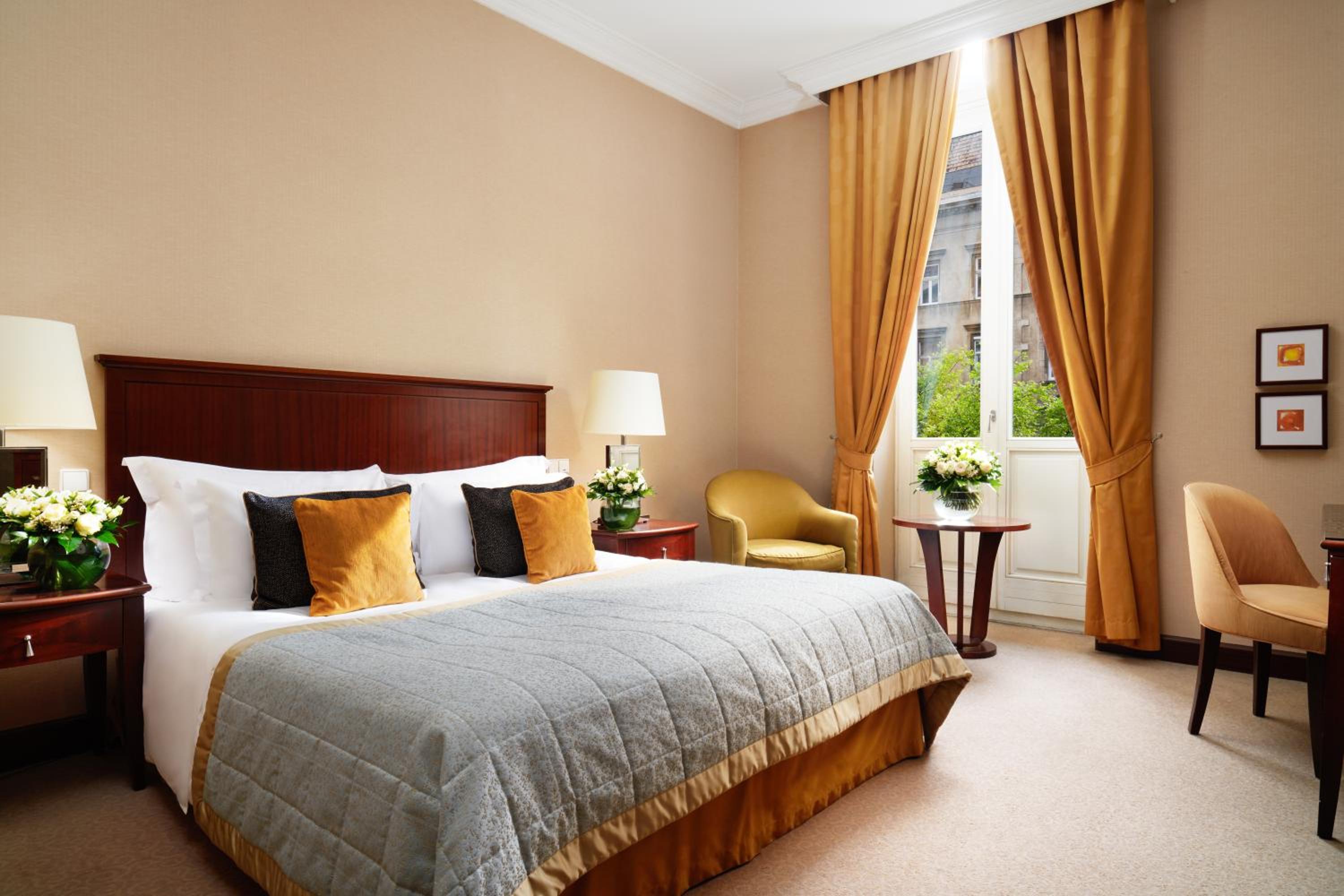 Deluxe Suite with Royal Spa and Executive Club Access