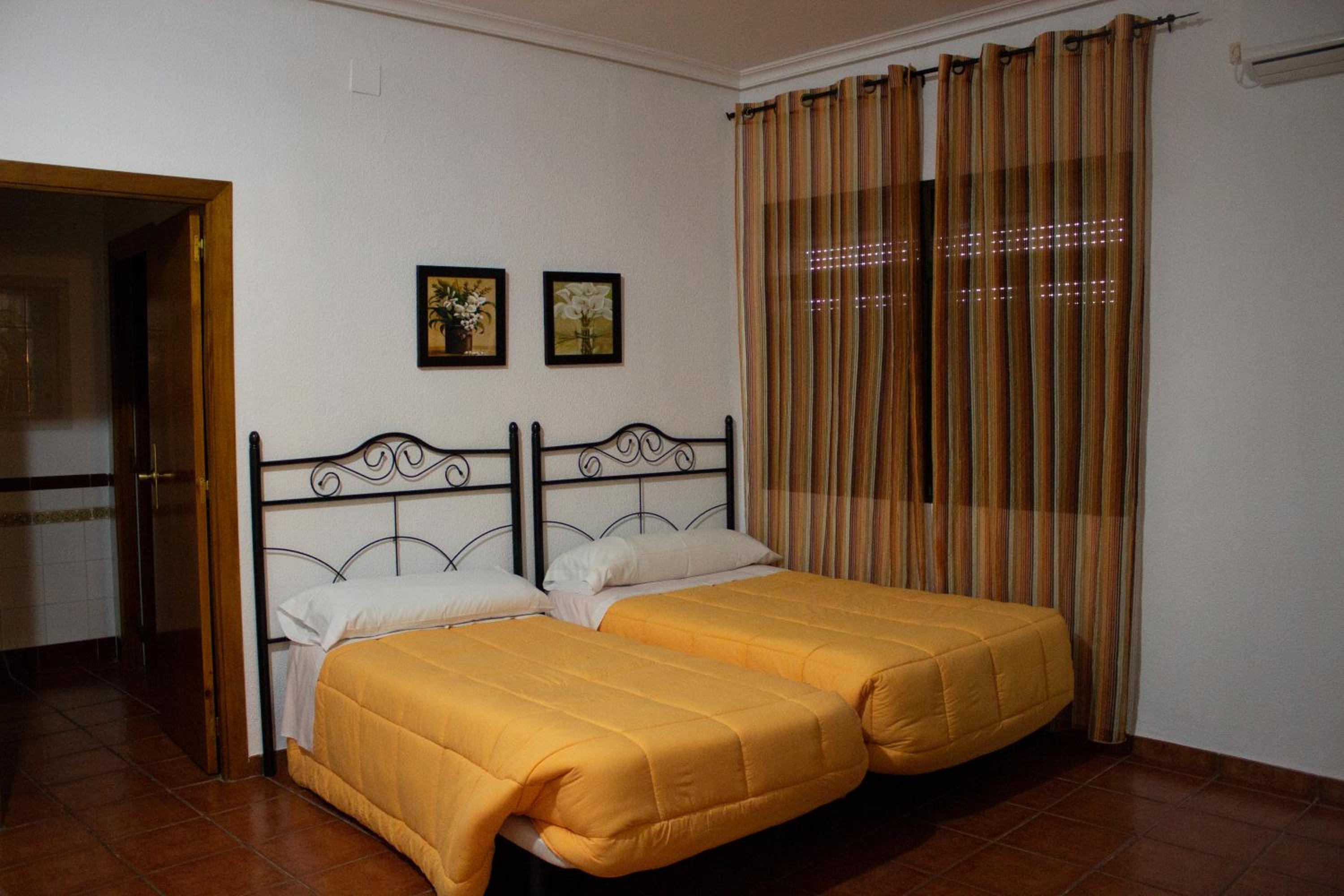 Quadruple Room with Private Bathroom photo 3