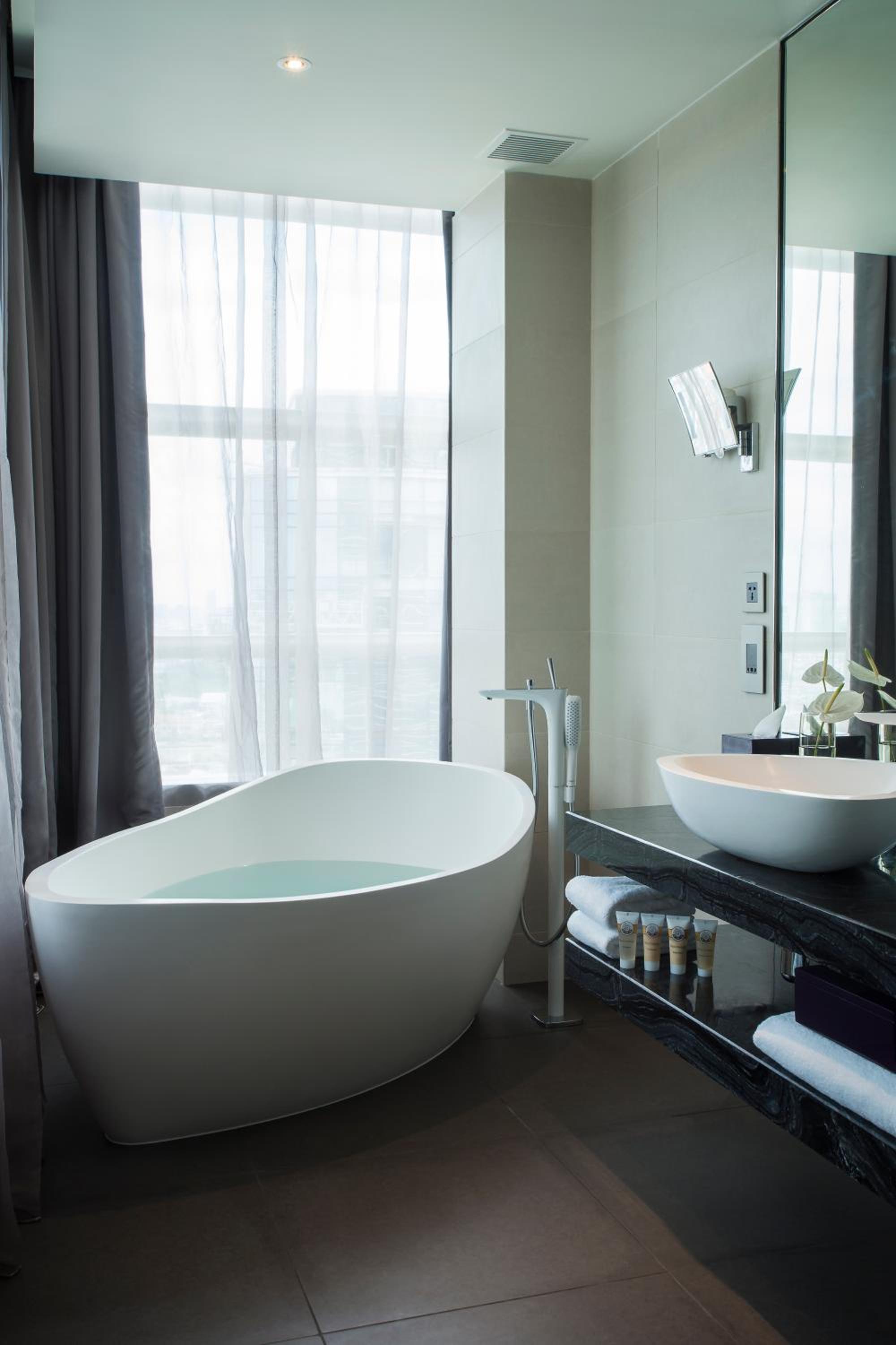 Executive Twin Room with Executive Lounge Access photo 2