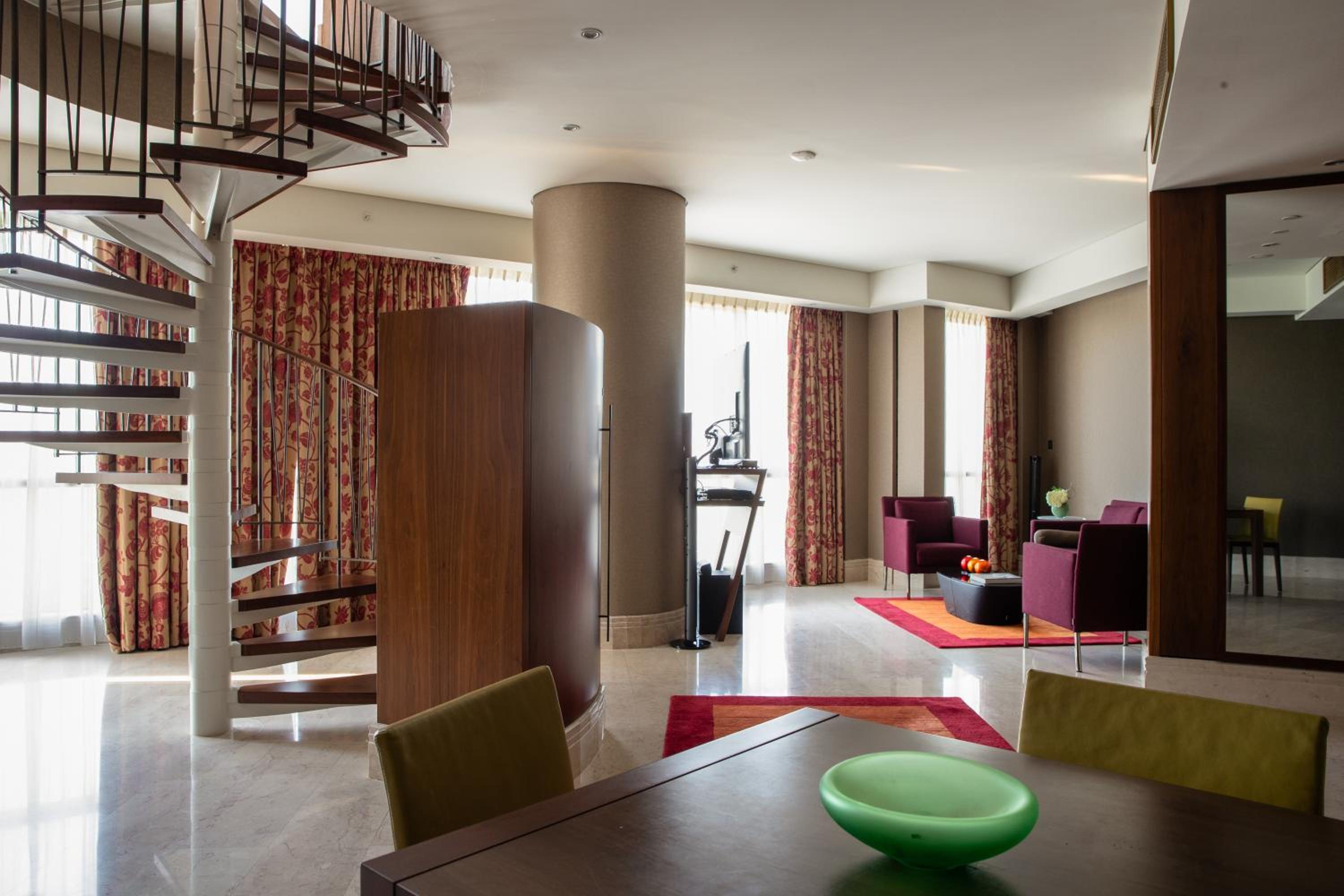 Duplex Suite - Complimentary Executive Lounge Access with Happy Hour and Free Breakfast