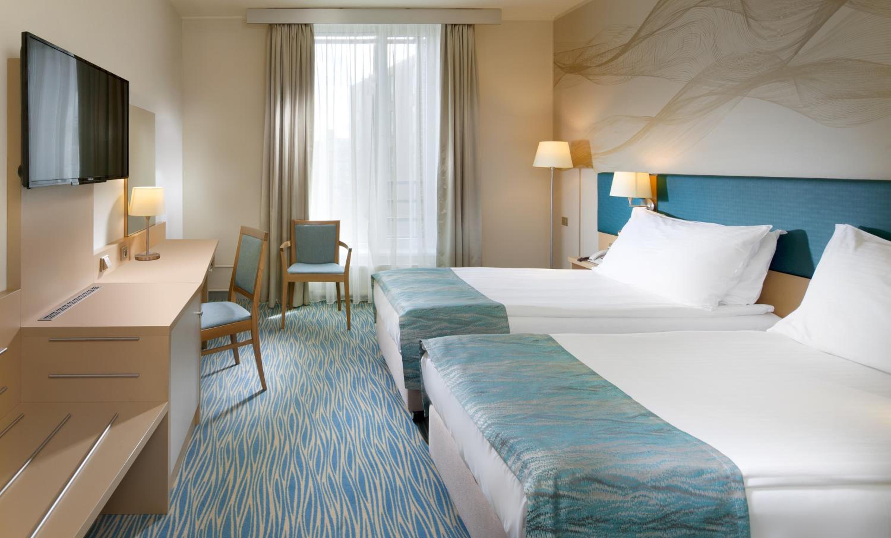 Standard Twin Room thumbnail 5