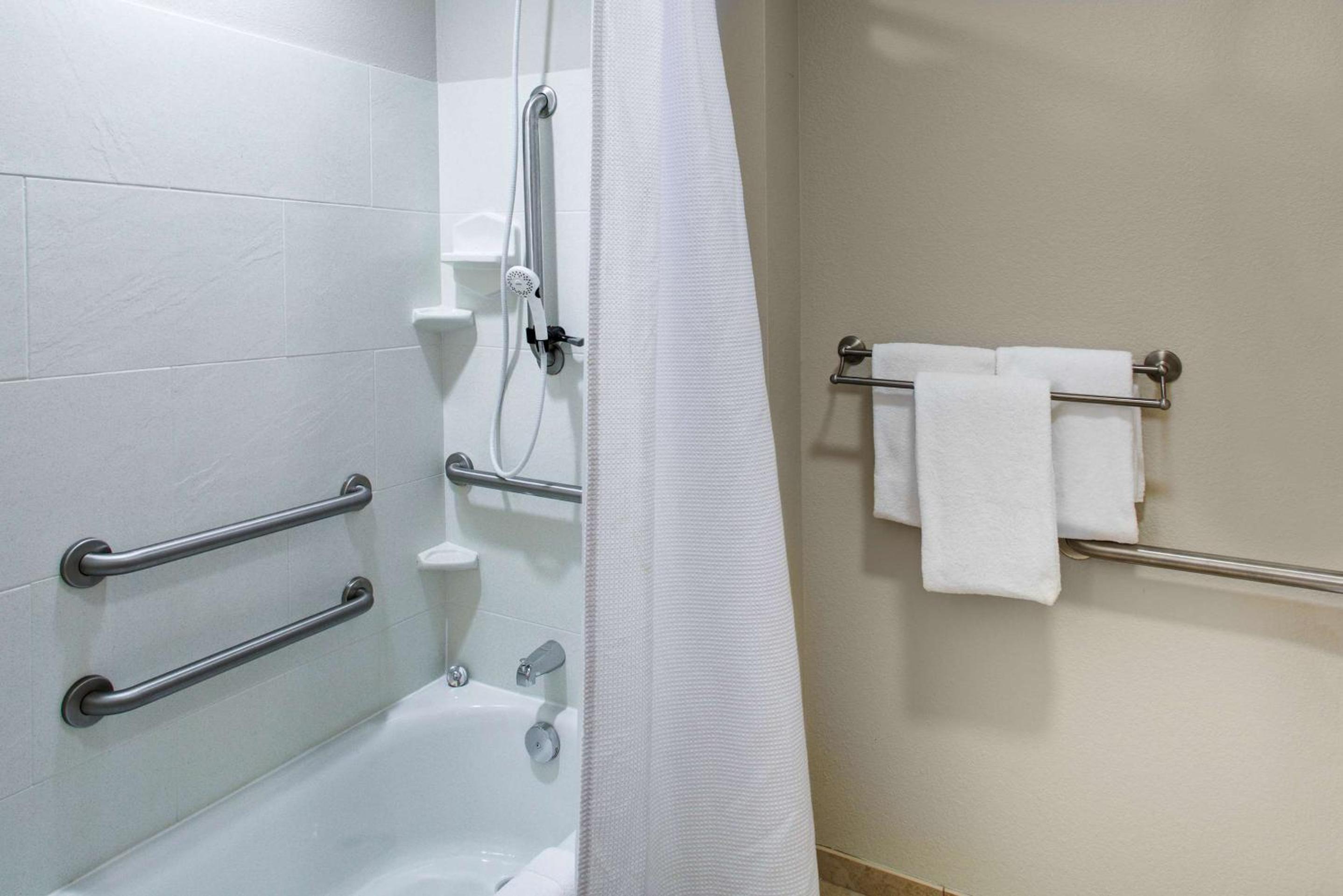 King Room with Accessible Tub - Disability Access - Photo 7