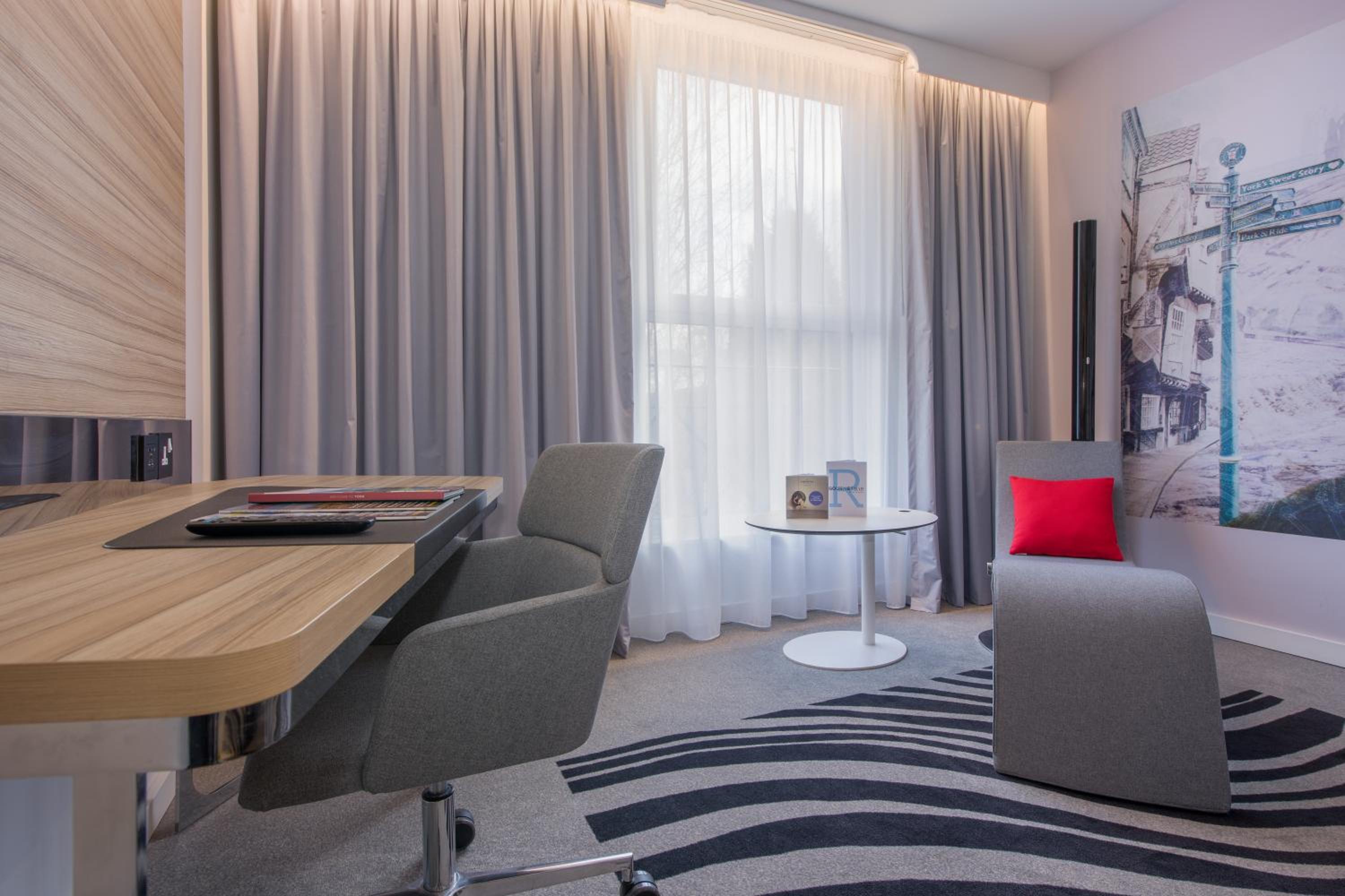 Executive Queen Room with Sofa - Photo 7