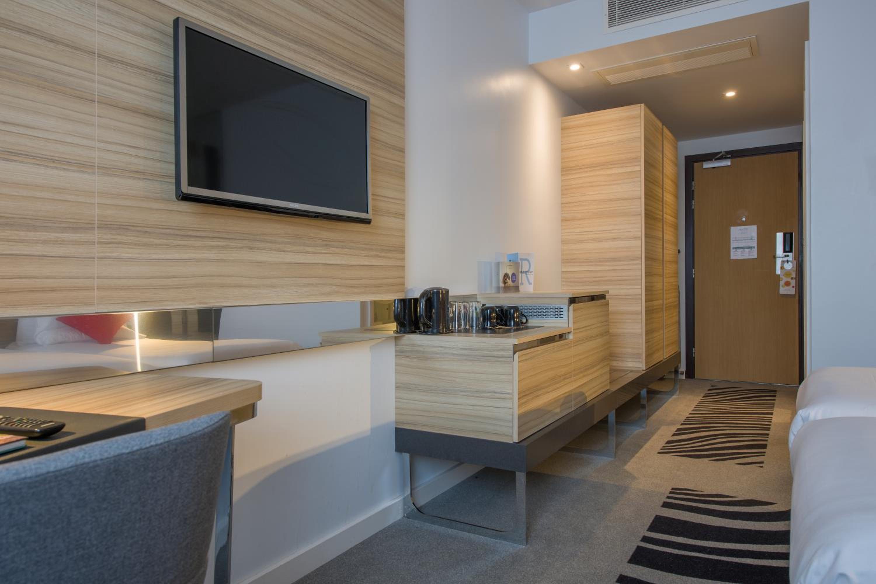 Superior Twin Room with Sofa Bed - Photo 8