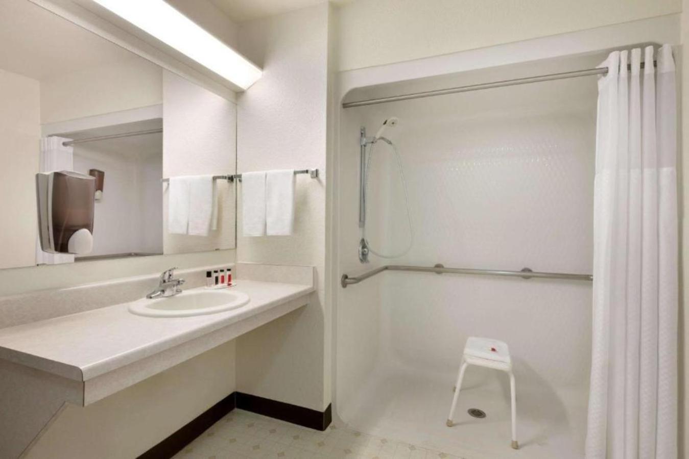Queen Room - Mobility Access/Non-Smoking