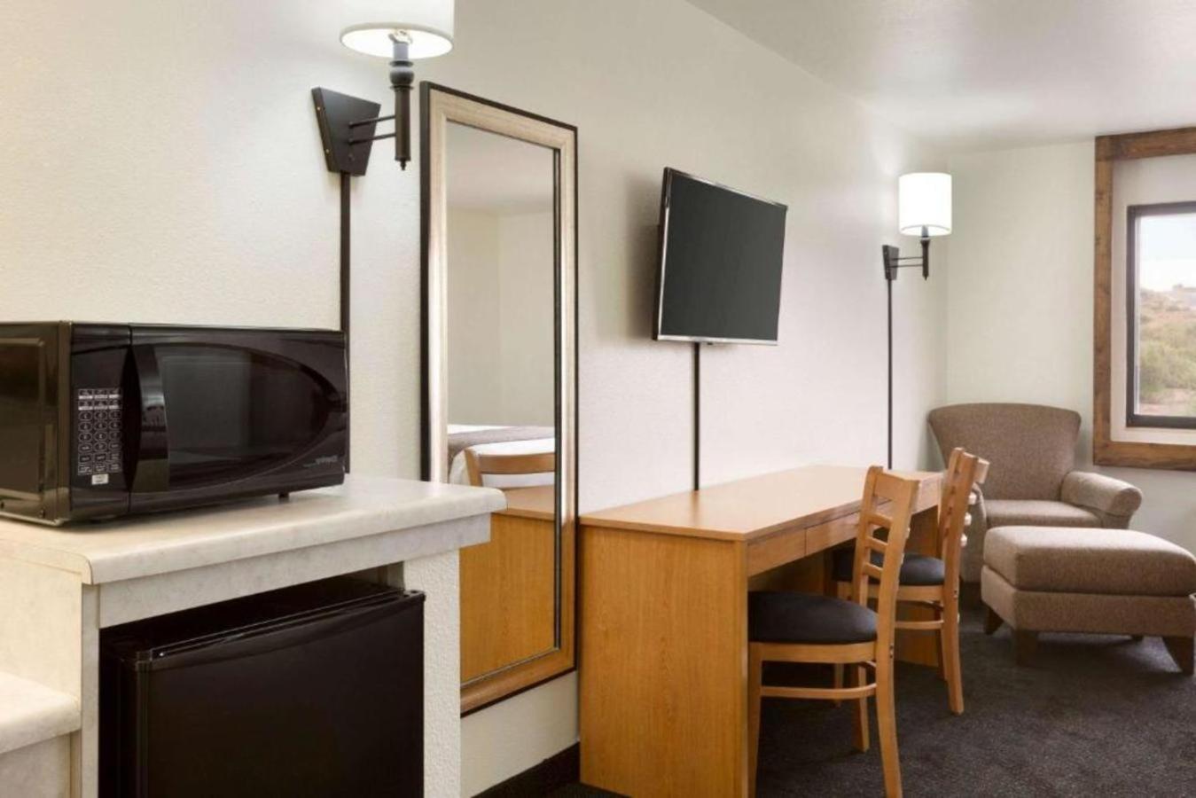 Queen Room - Mobility Access/Non-Smoking photo 3