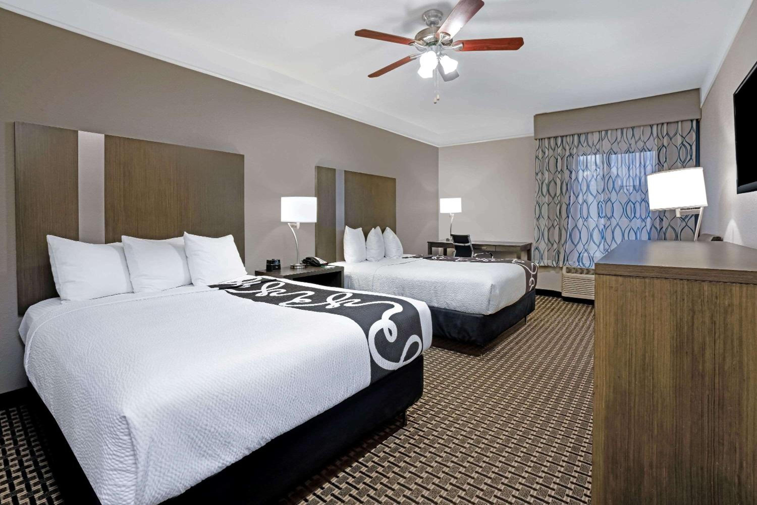 Queen Room with Two Queen Beds - Photo 2