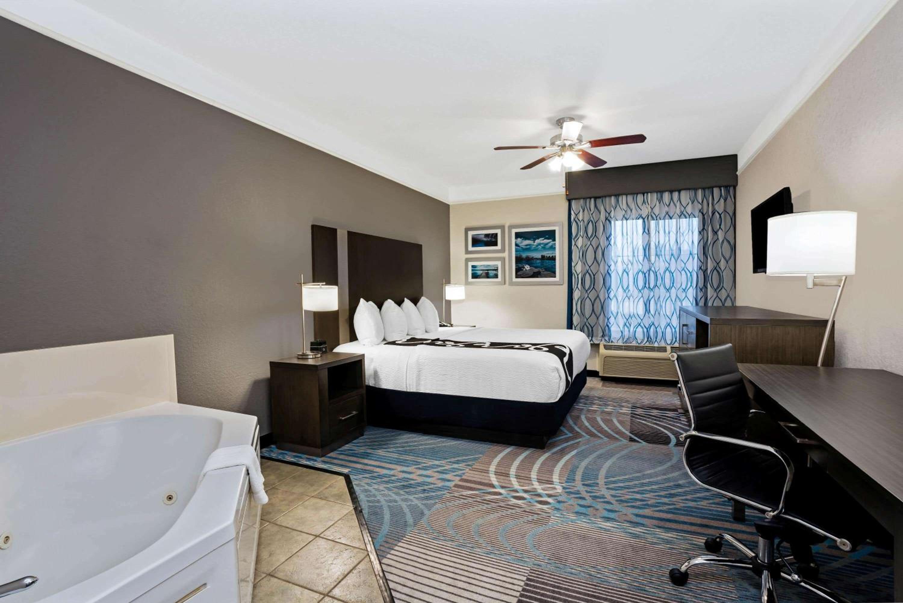 Jacuzzi King Suite - Non-Smoking - Photo 1
