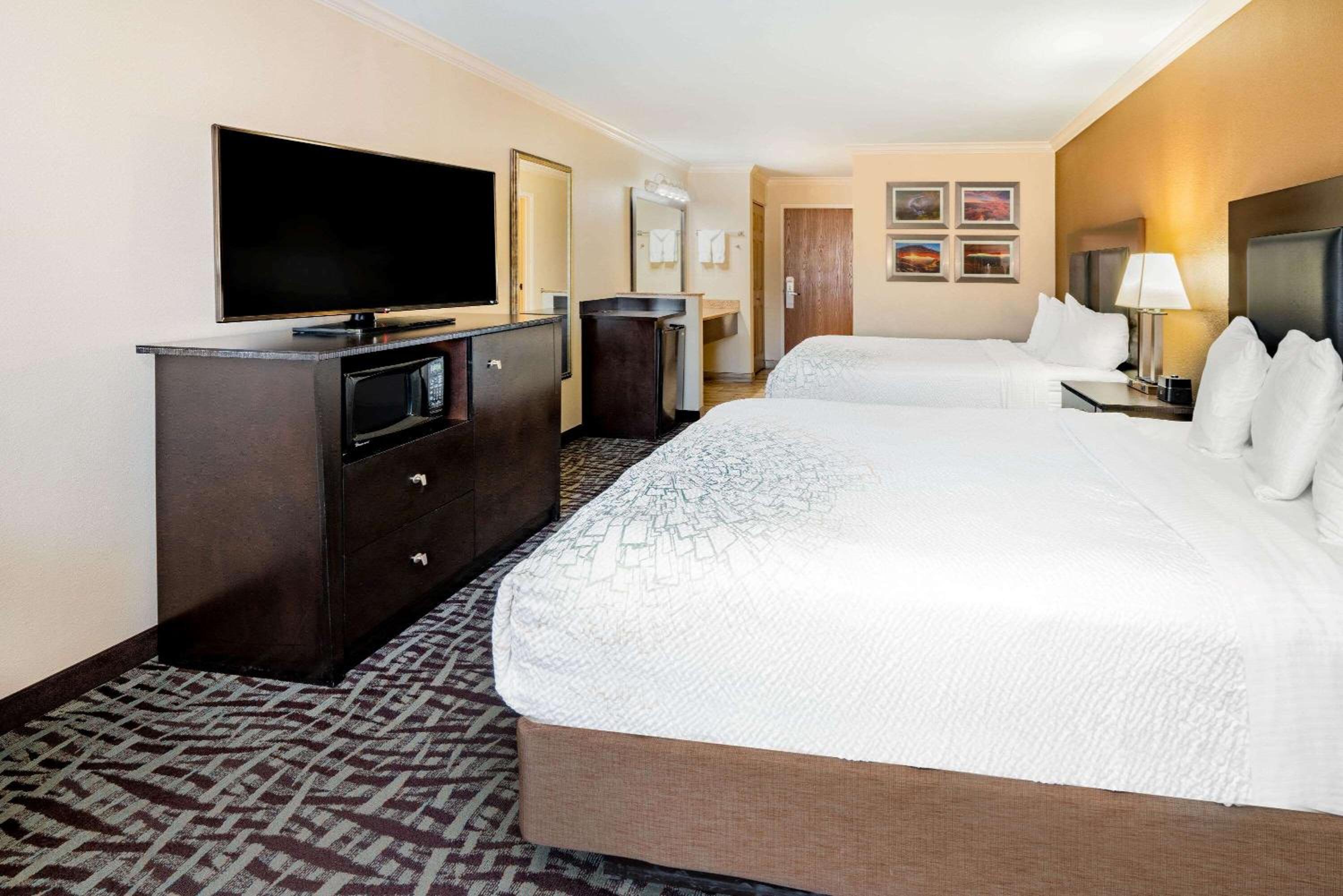 Deluxe Queen Room with Two Queen Beds - Photo 2