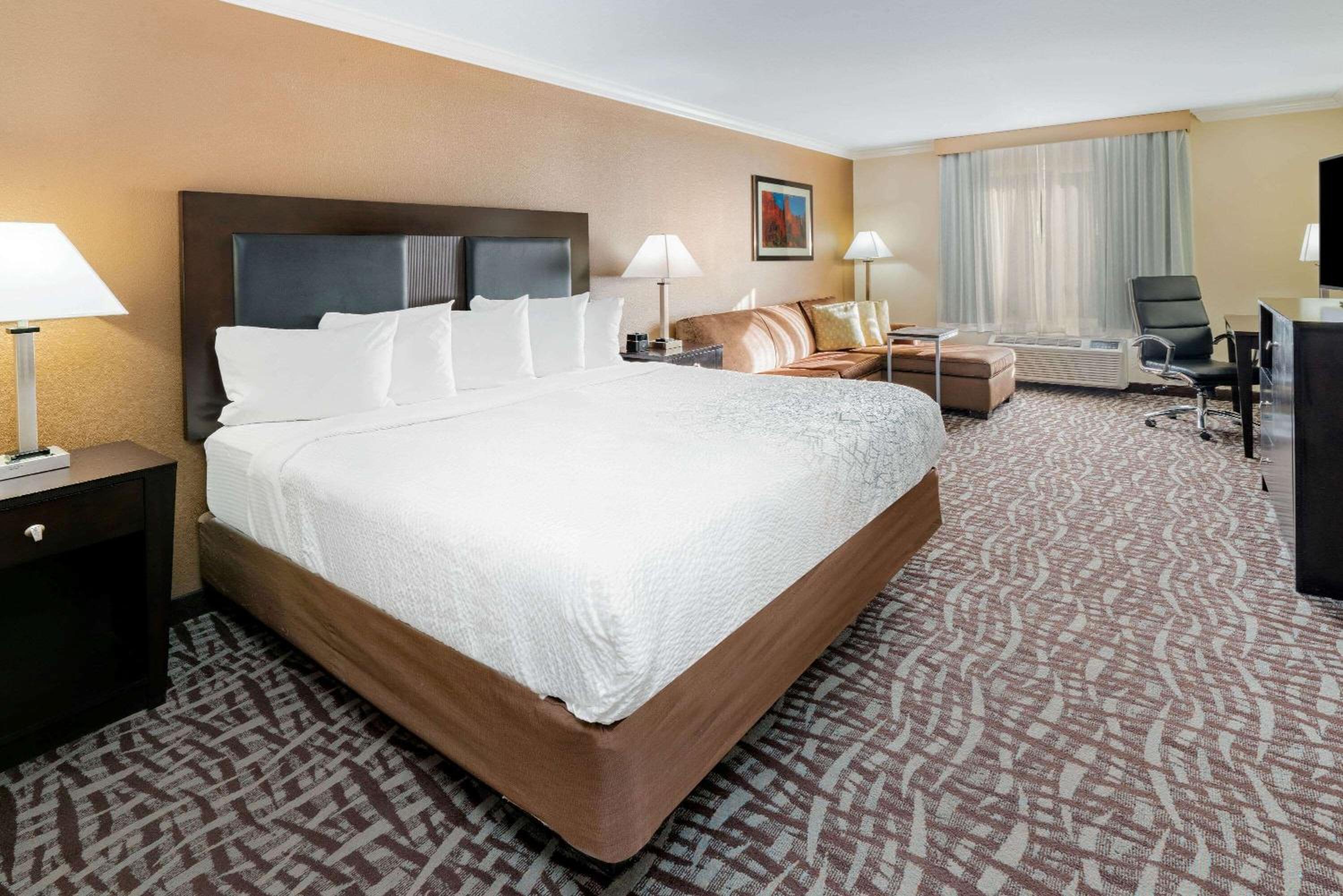 Deluxe King Room - Non-Smoking - Photo 4