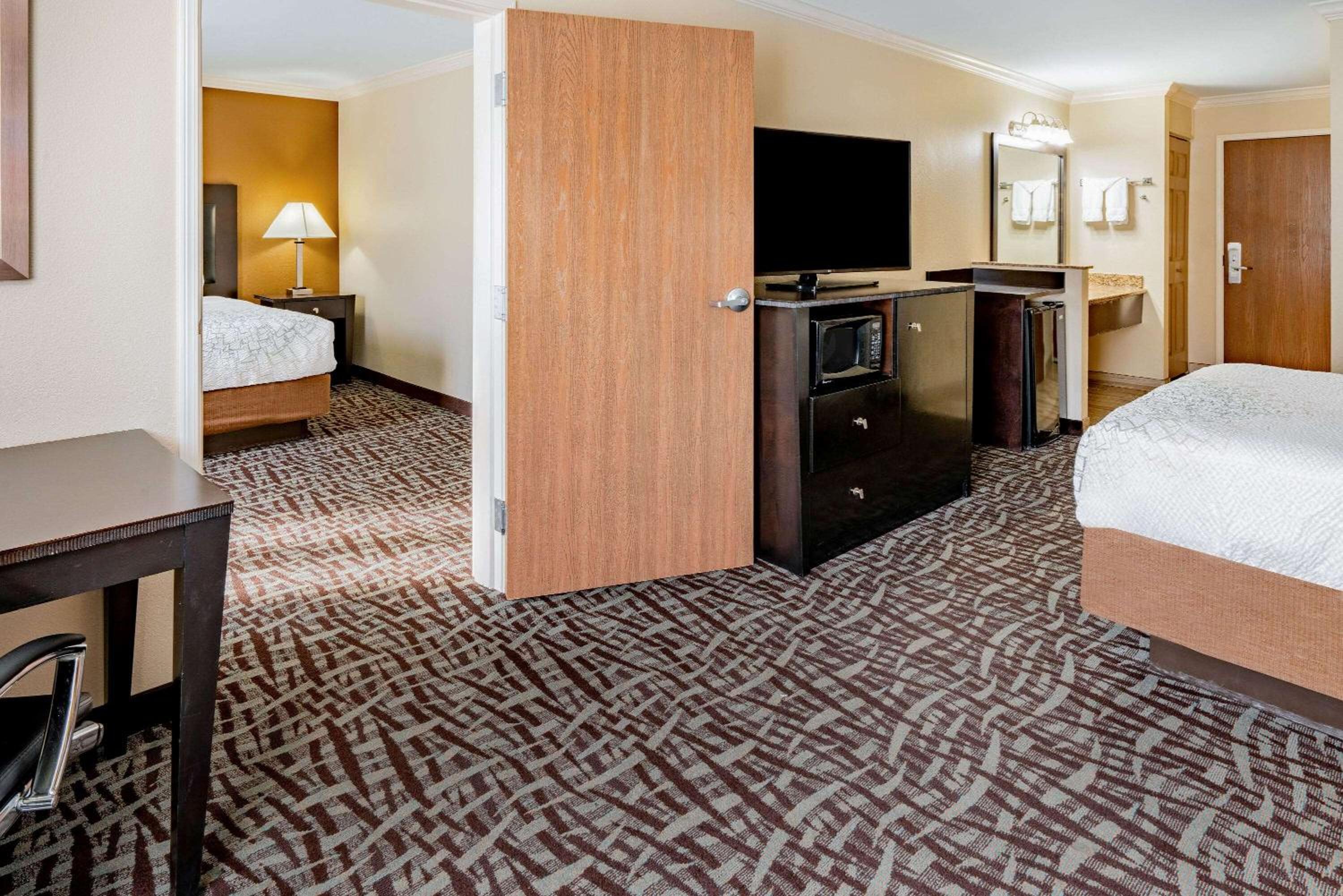 Deluxe Suite - Mobility Access/Non-Smoking - Photo 1