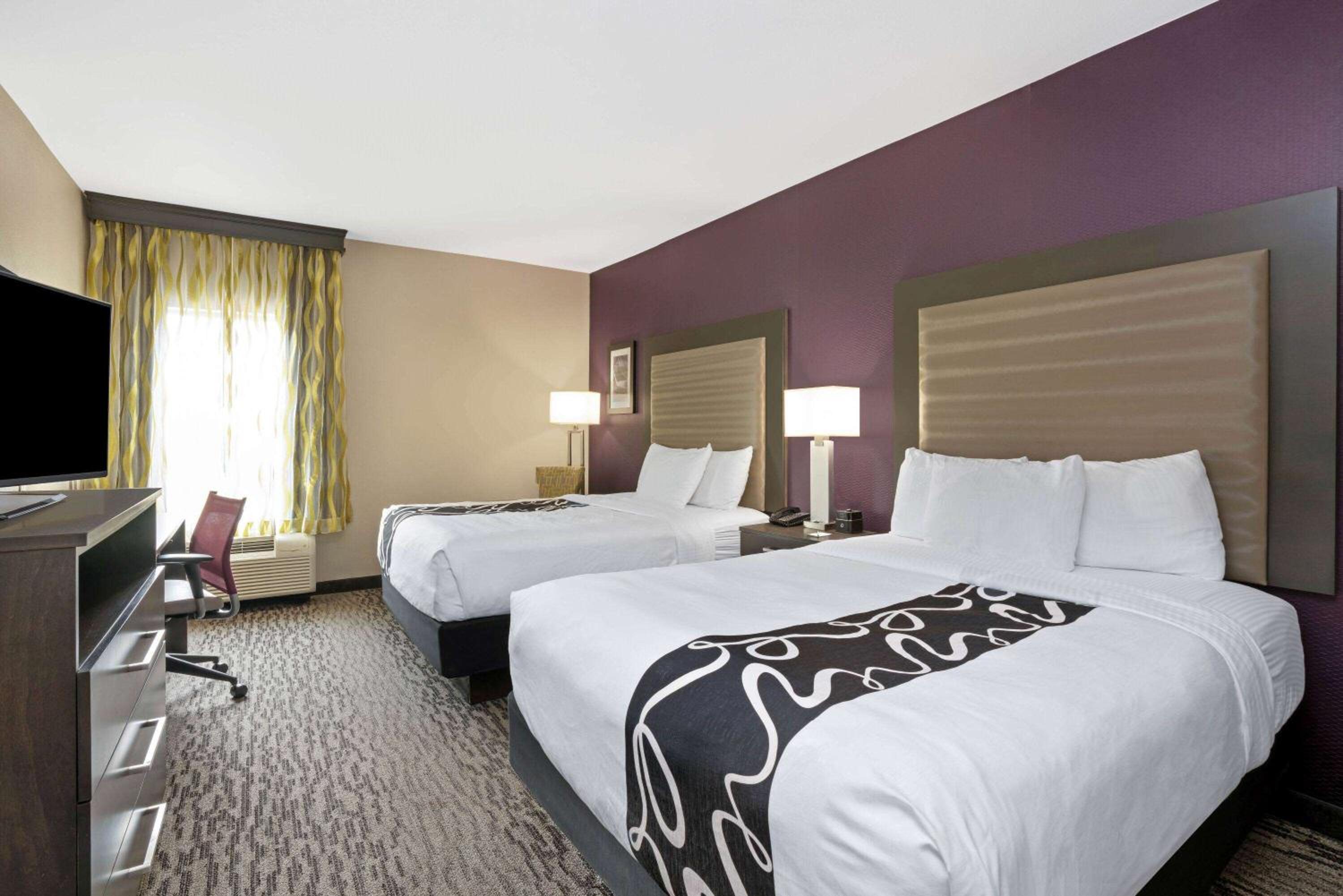 Queen Room with Two Queen Beds photo 2