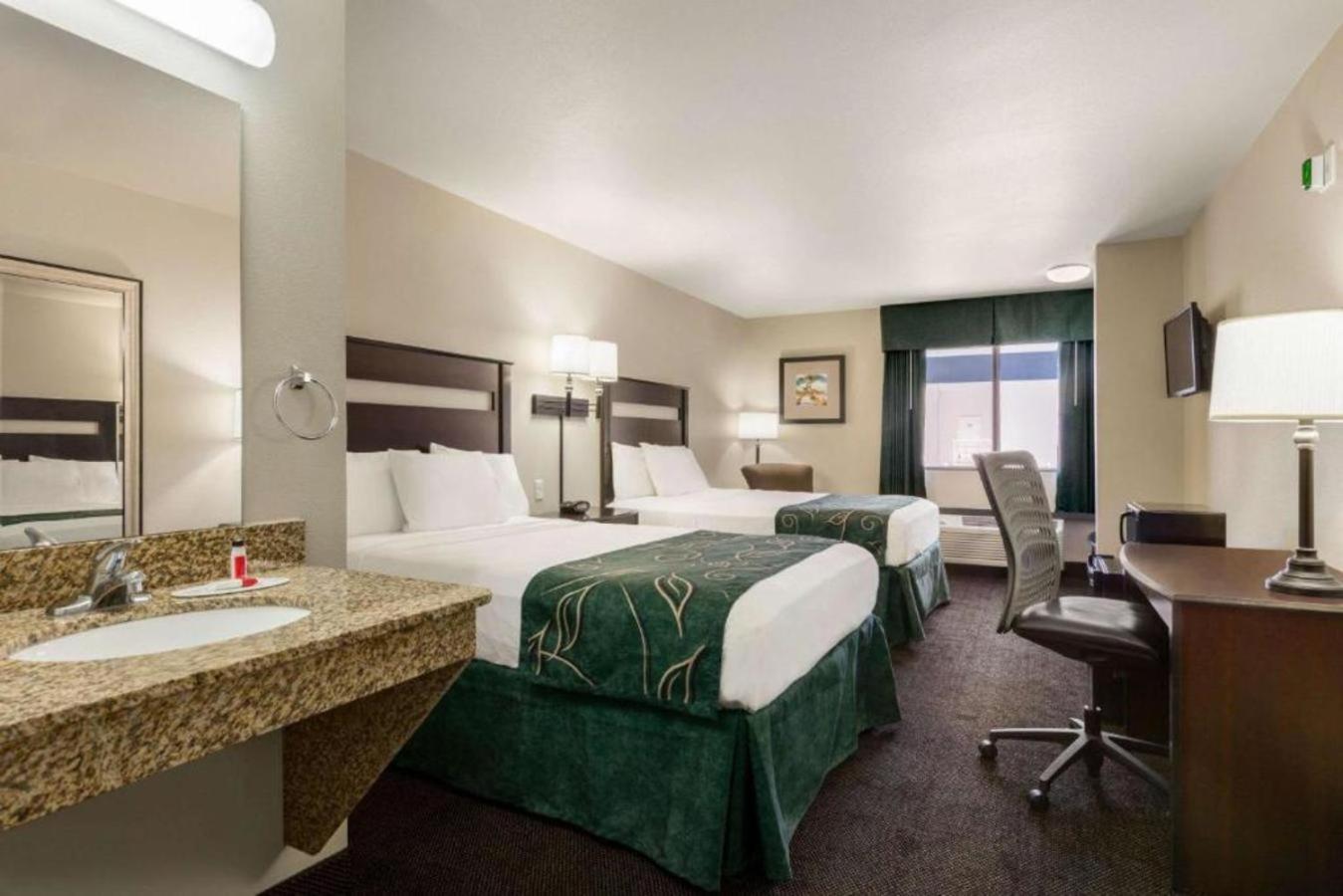 Queen Room with Two Queen Beds - Non-Smoking photo 3