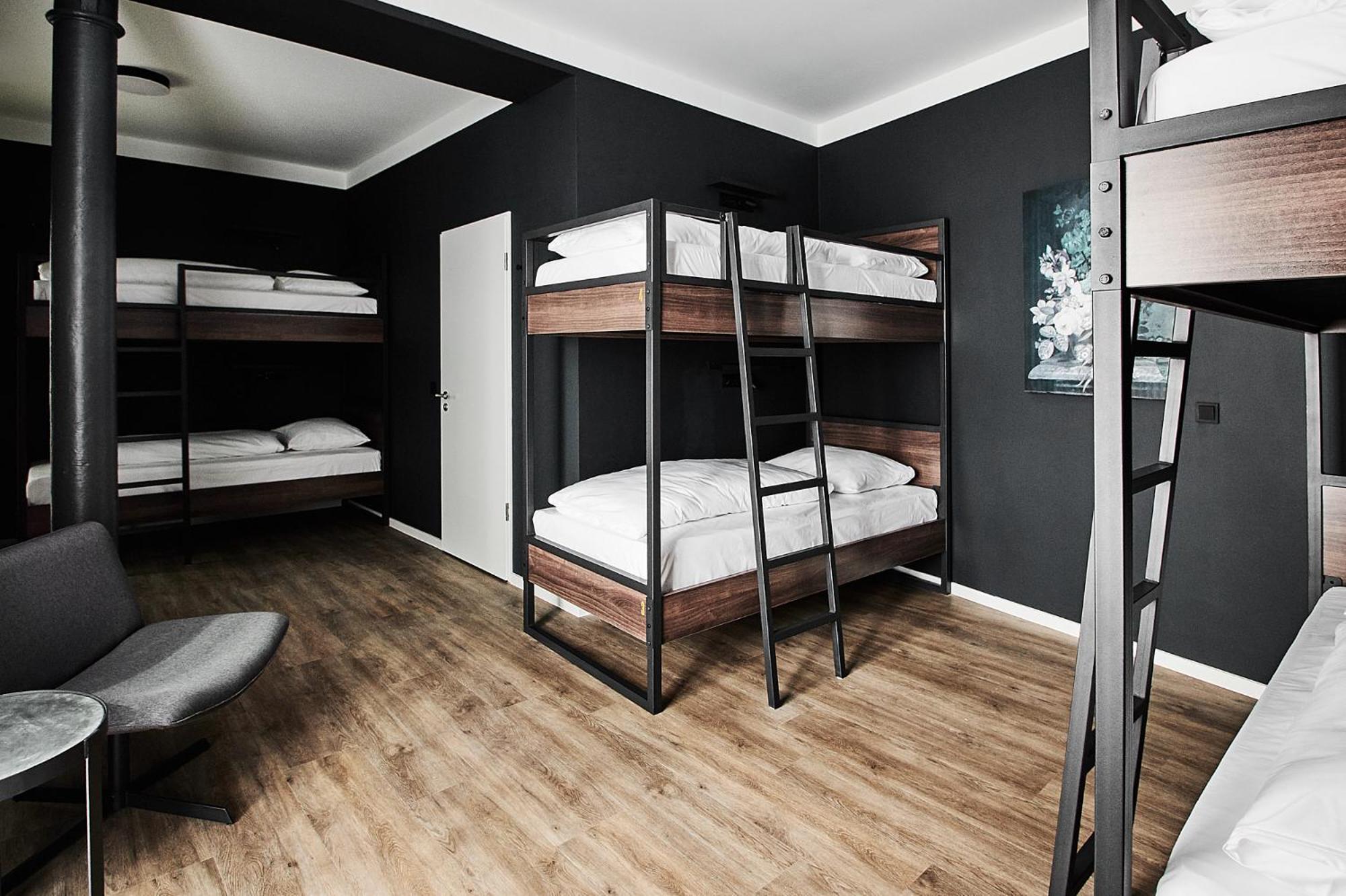 6-Bed Room - Photo 1