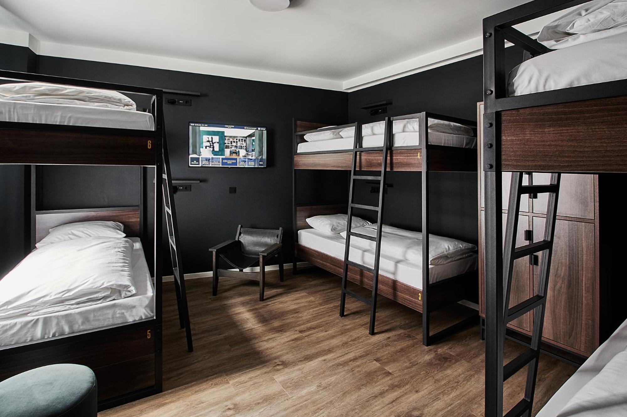 6-Bed Room - Photo 5