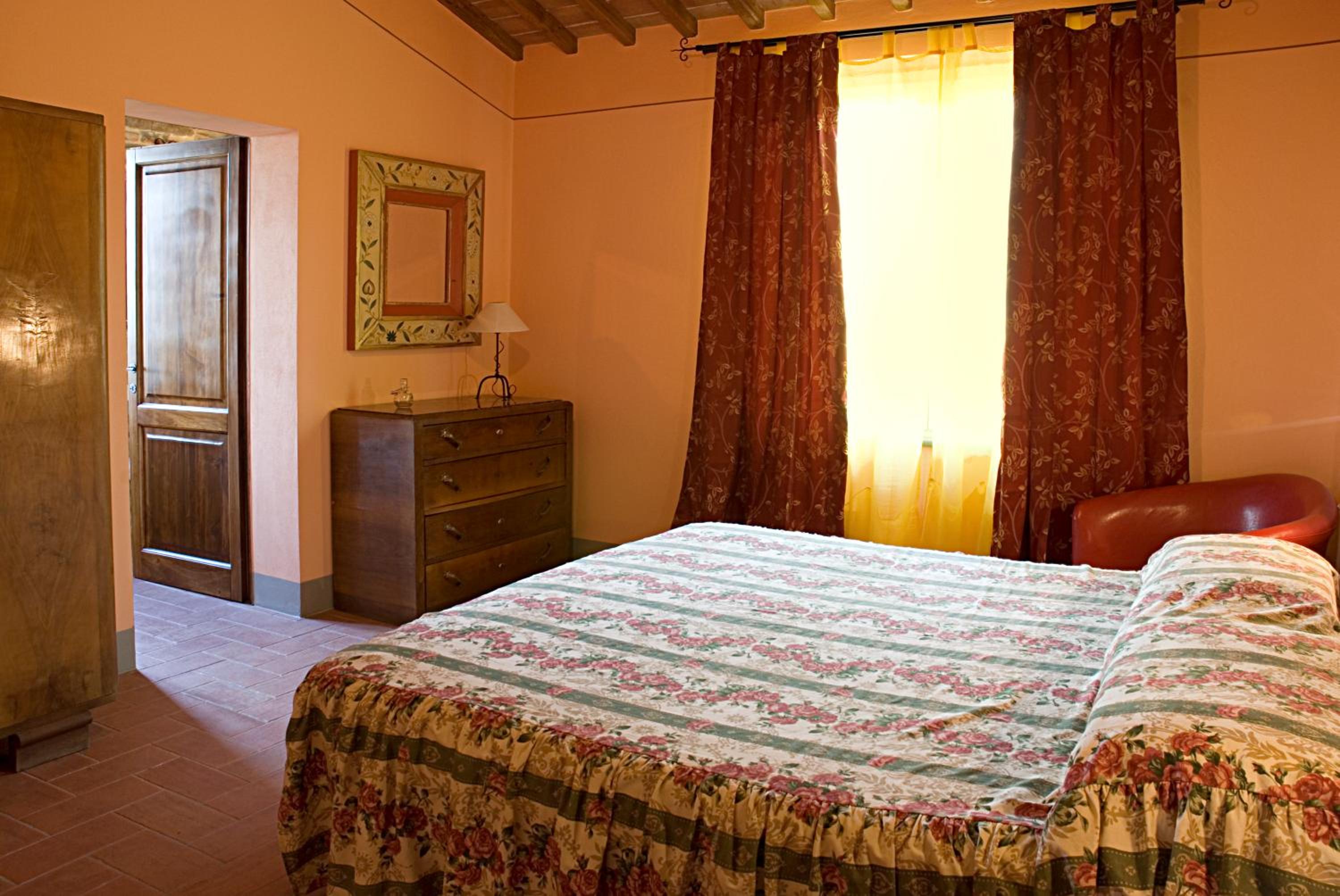 Six-Bedroom House photo 1