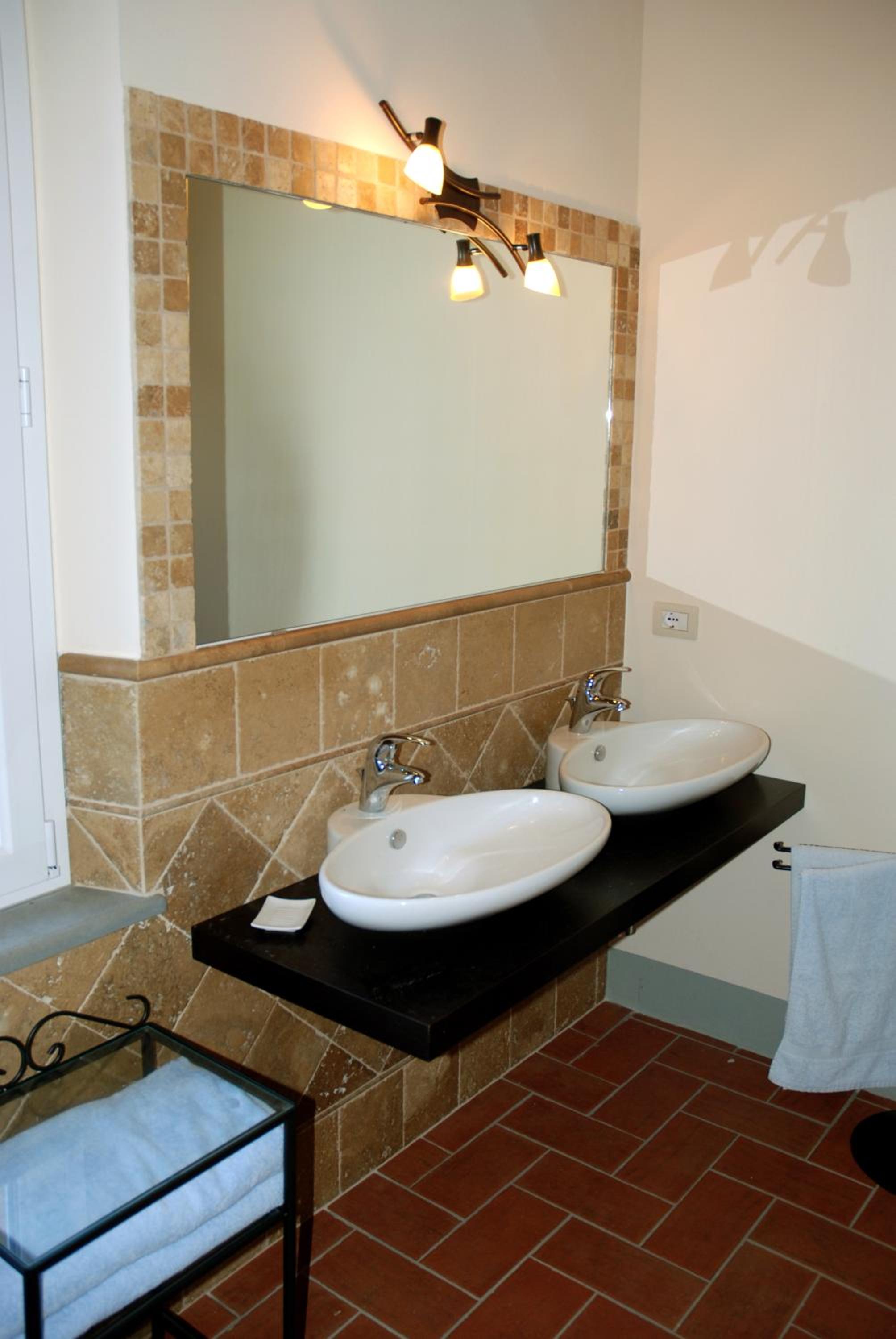 Six-Bedroom House photo 3