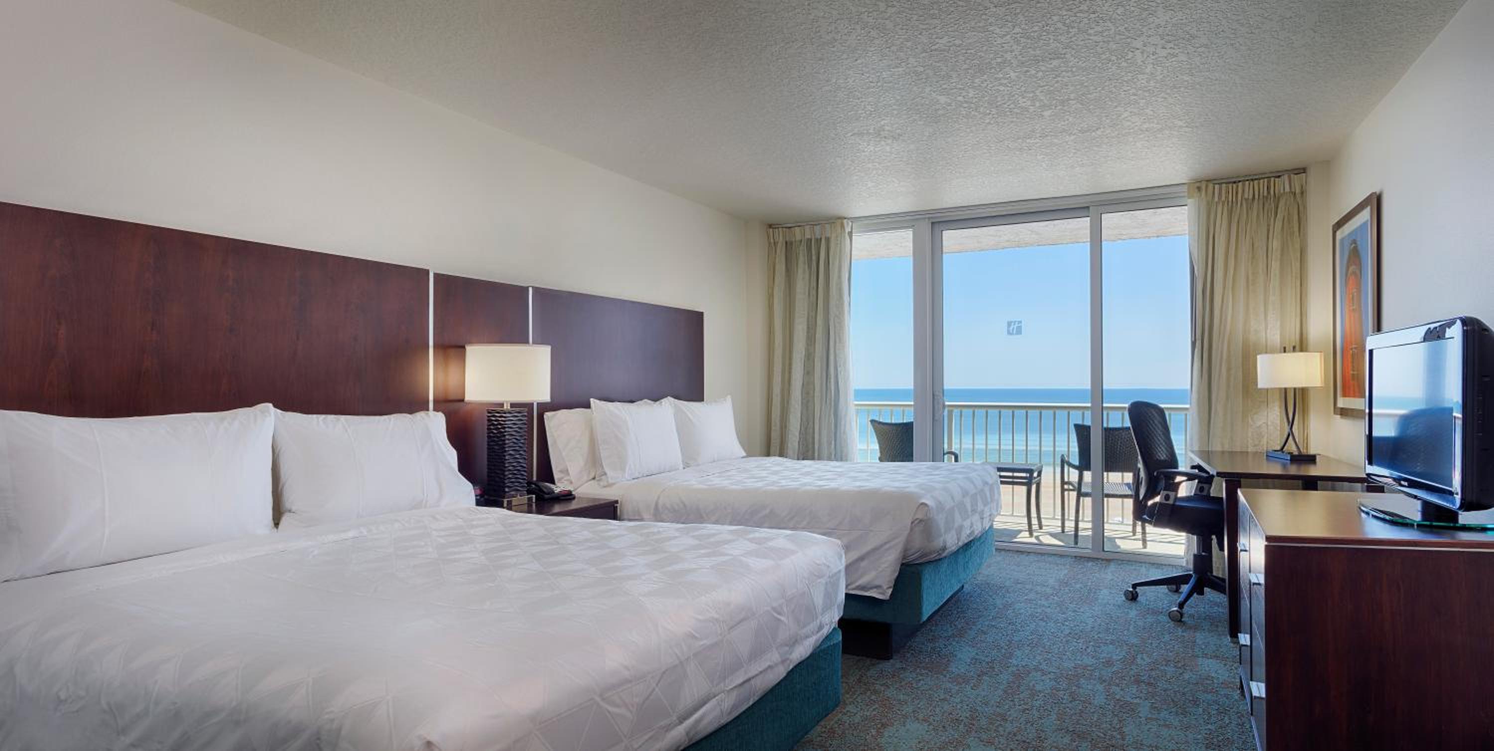Queen Suite with Two Queen Beds with Bunk Bed - Oceanfront - Non-Smoking - Photo 2