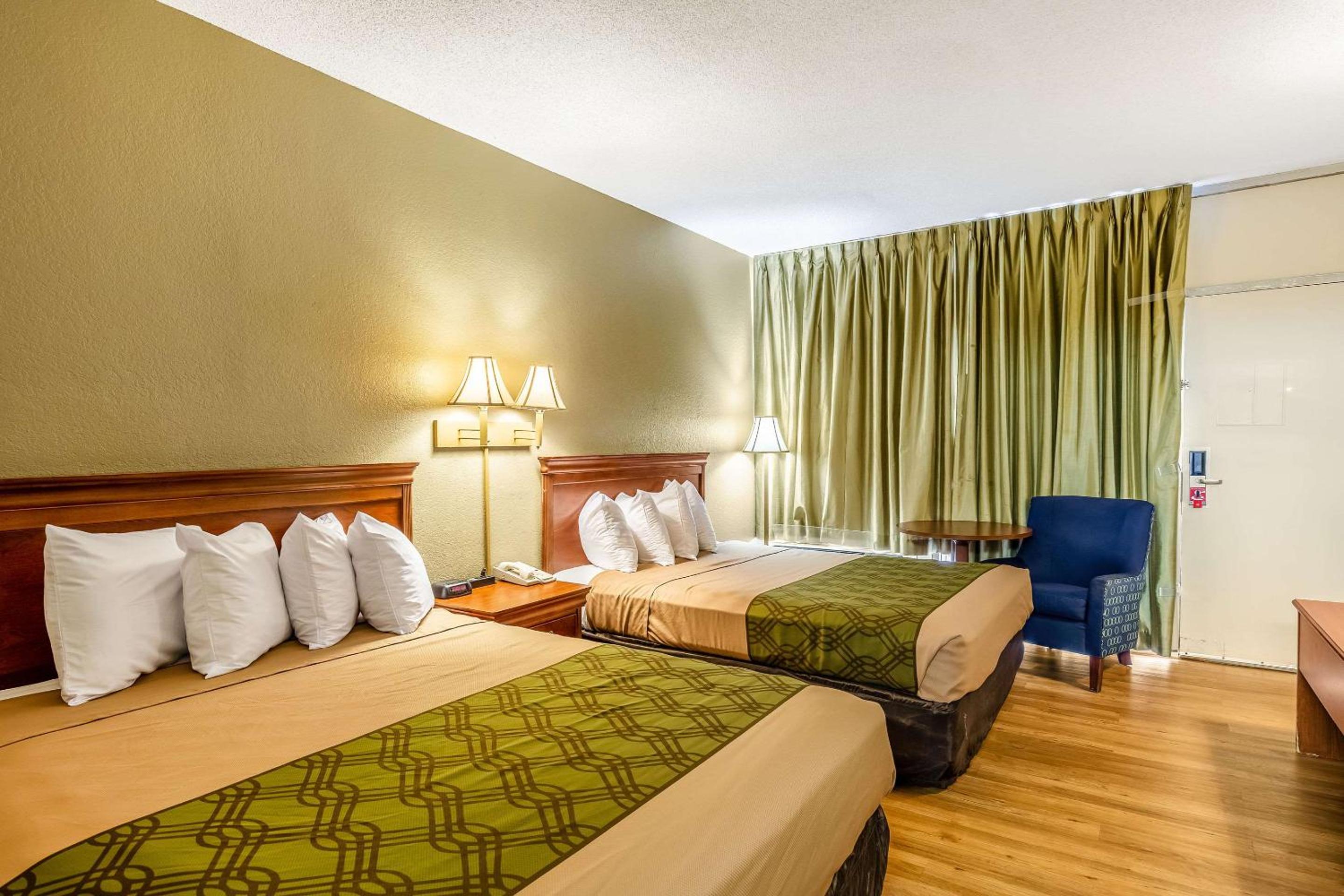 Queen Room with Two Queen Beds - Photo 2