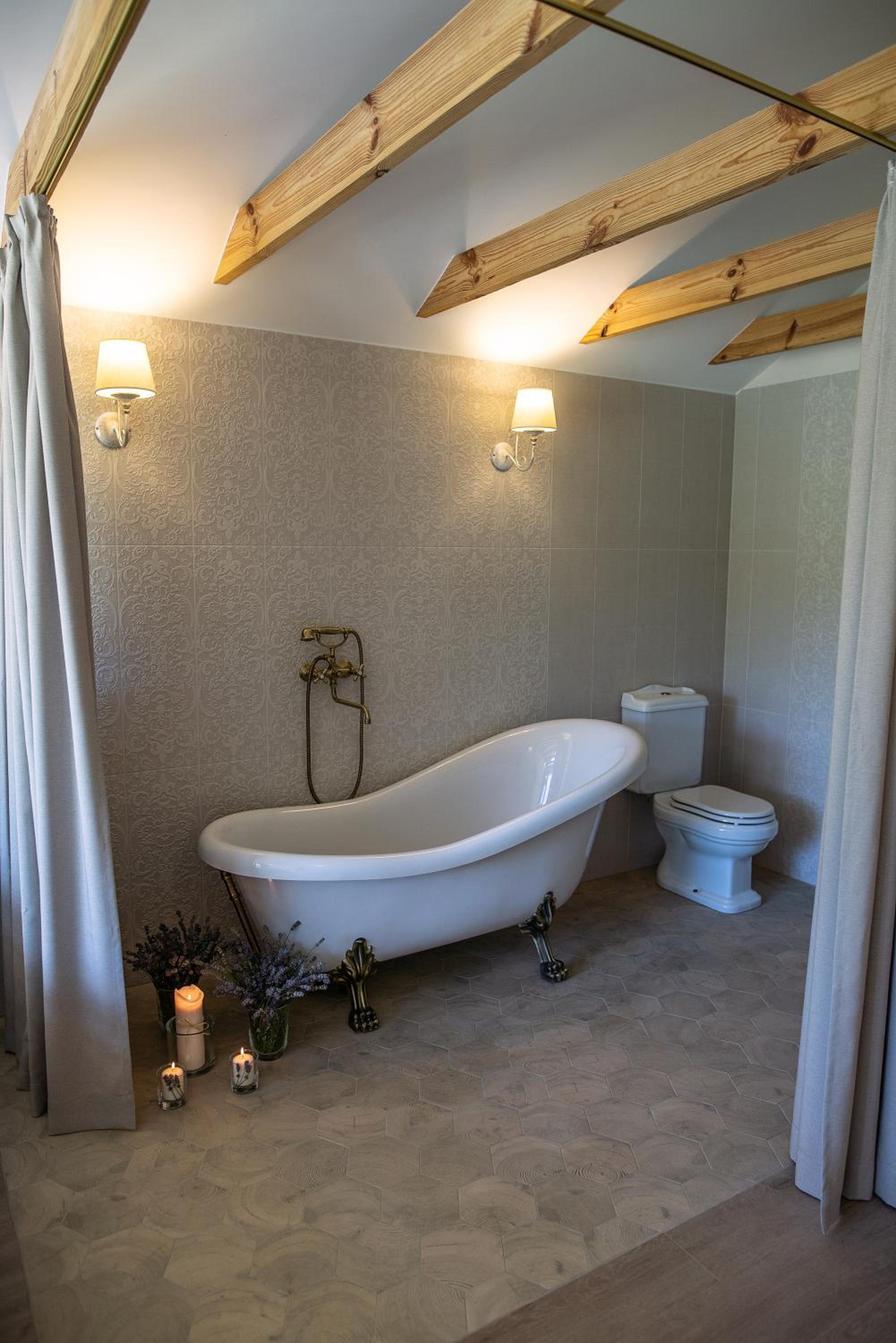 Deluxe Double Room with Bath - Photo 2