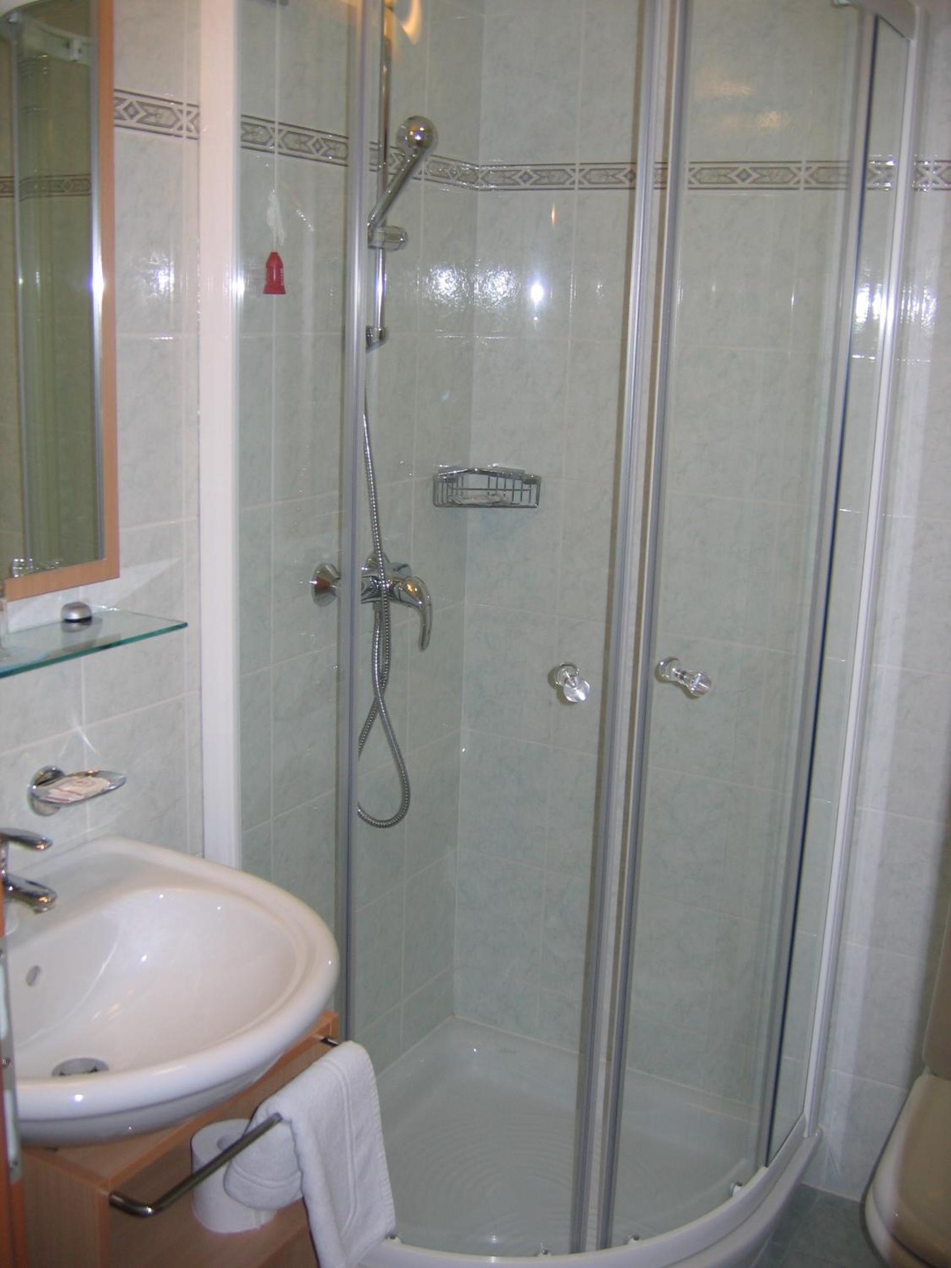 Double or Twin Room with Balcony - Photo 4