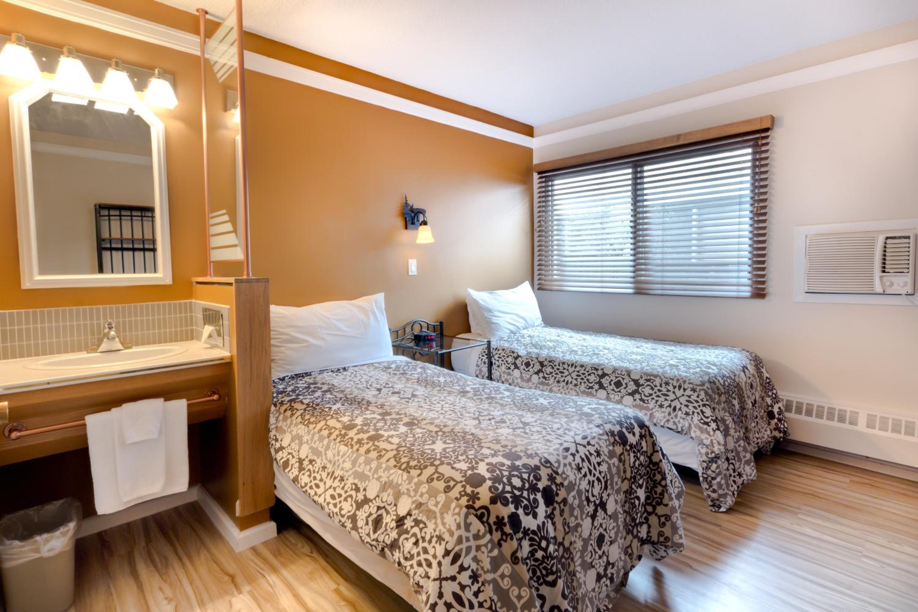 Standard Twin Room with Two Twin Beds photo 1
