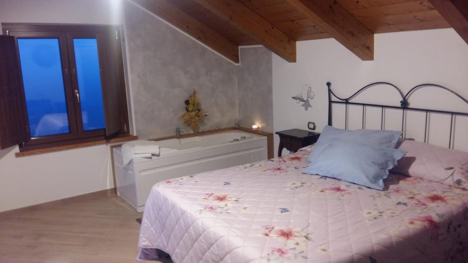 Double Room with Spa Bath - Photo 12