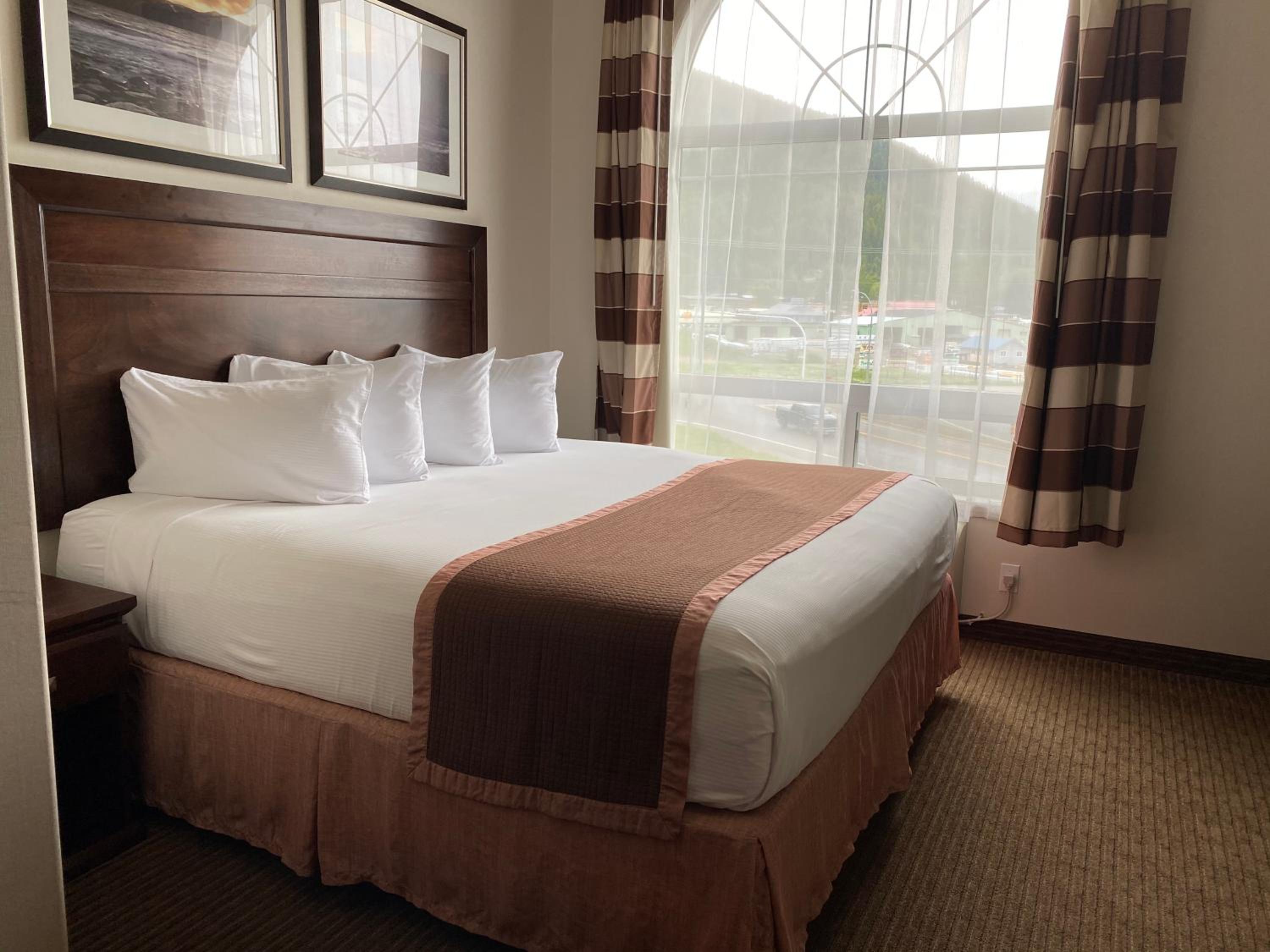 Deluxe King Suite - Photo 4