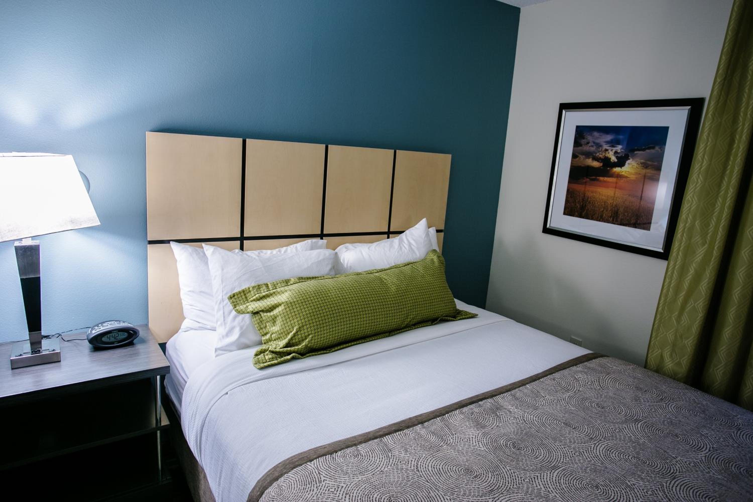 Queen Studio Suite - Photo 4