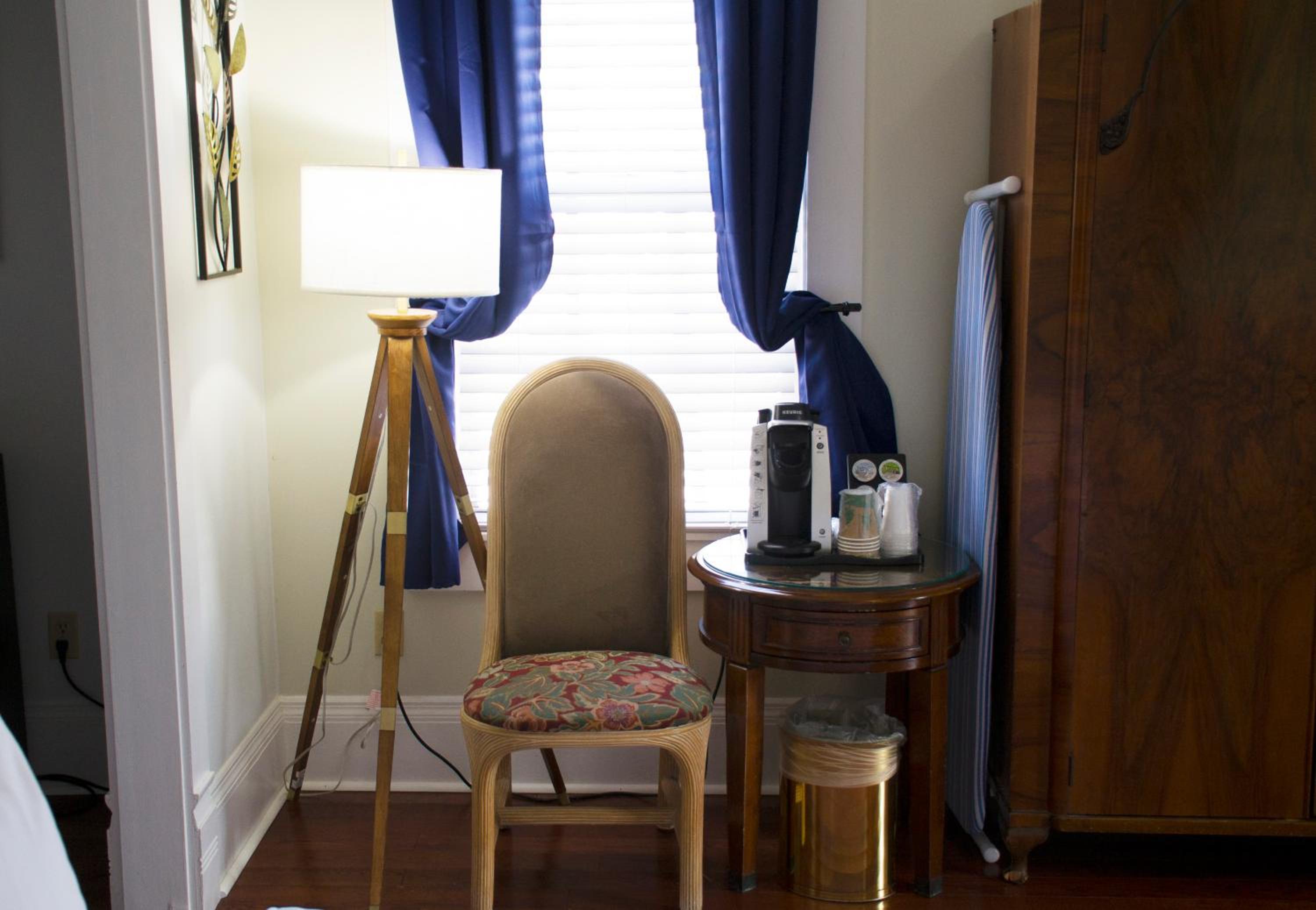 Deluxe King Room - Photo 2