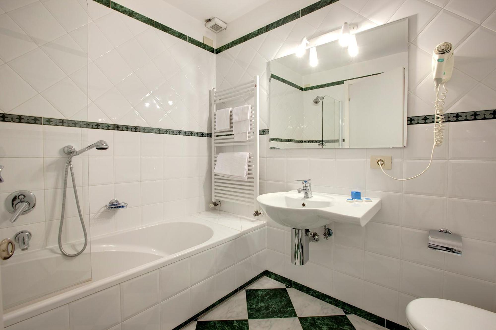 Mini Suite with Lake View - Split Level - Photo 7