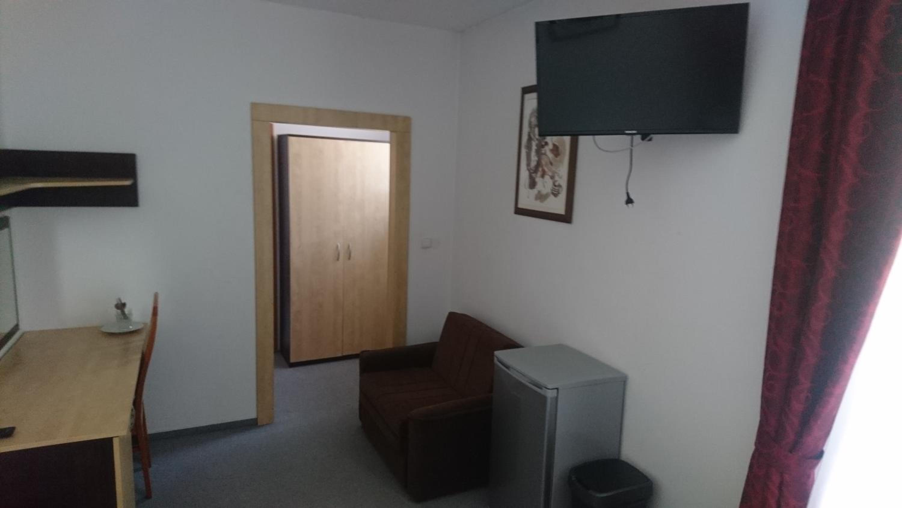 Twin Room - Photo 6