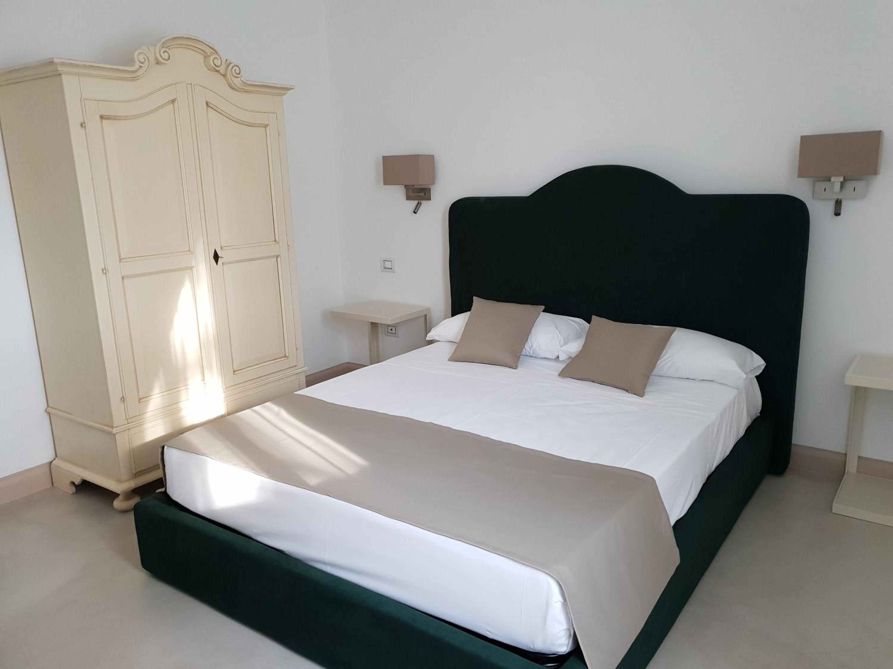 Deluxe Double Room with Balcony photo 2