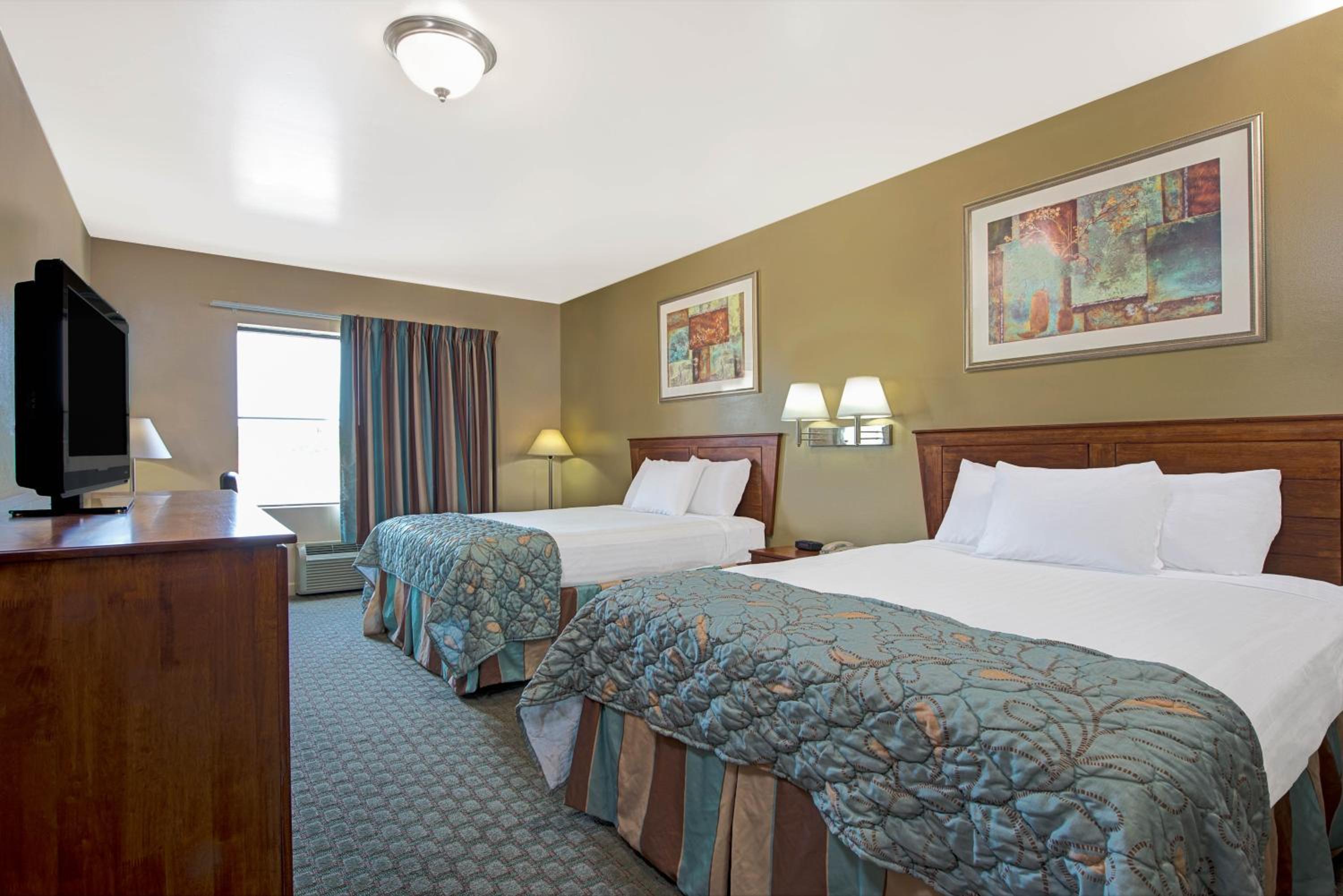 Queen Room with Two Queen Beds - Non-Smoking - Photo 1