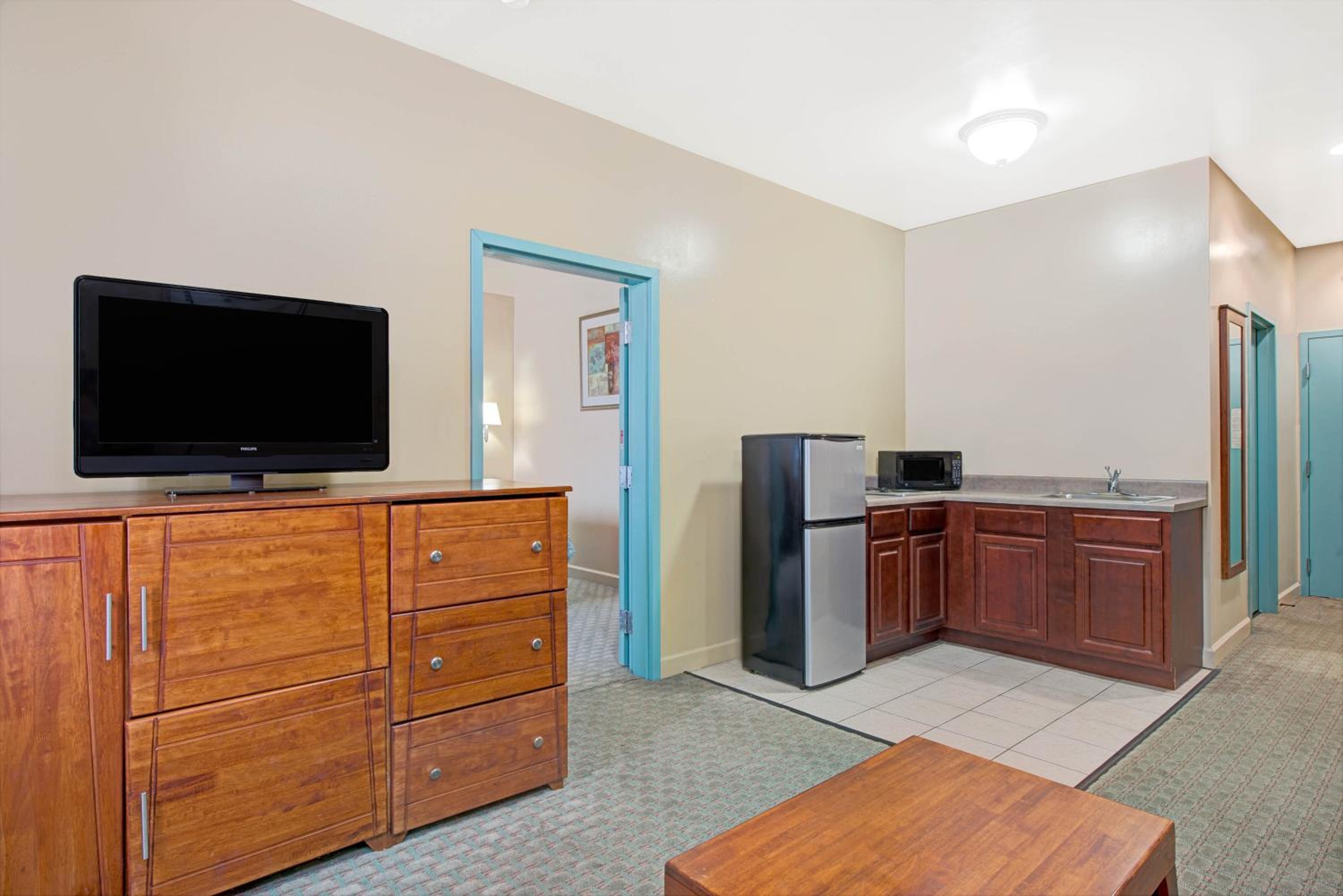 Business King Room - Non-Smoking - Photo 1