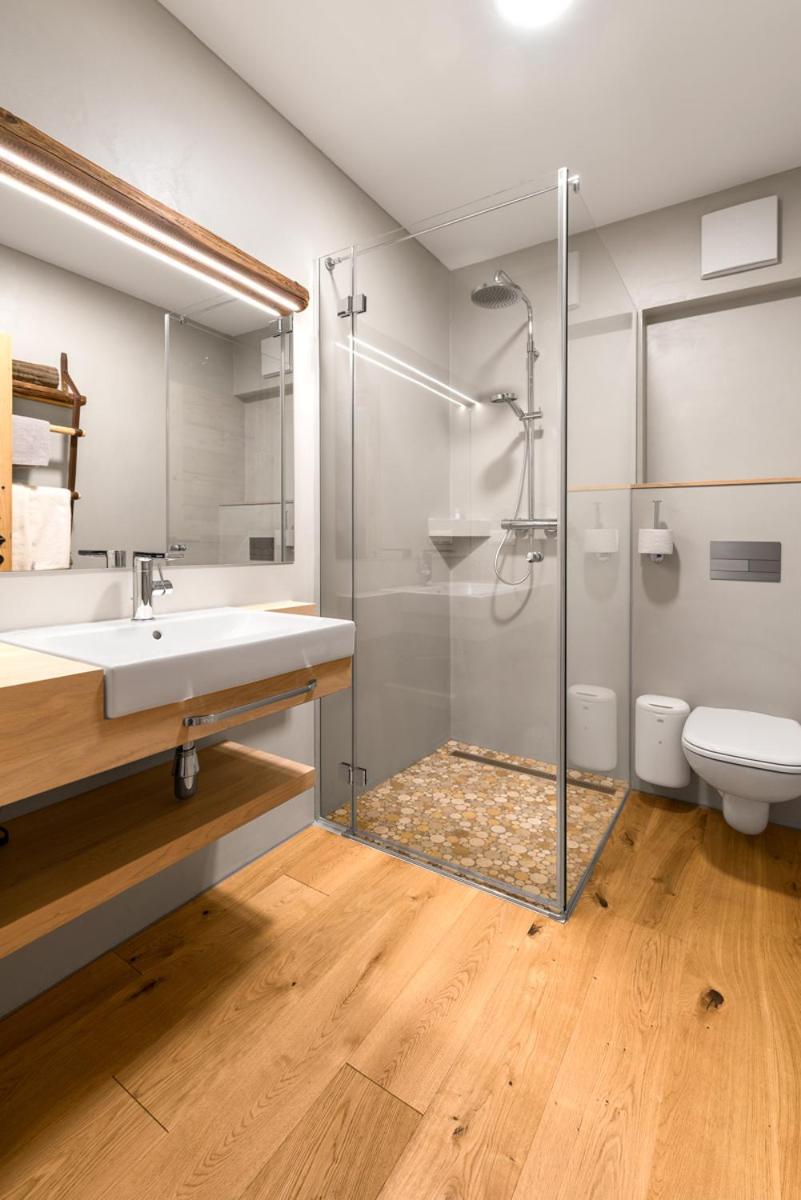 Double Room with Balcony - Photo 8