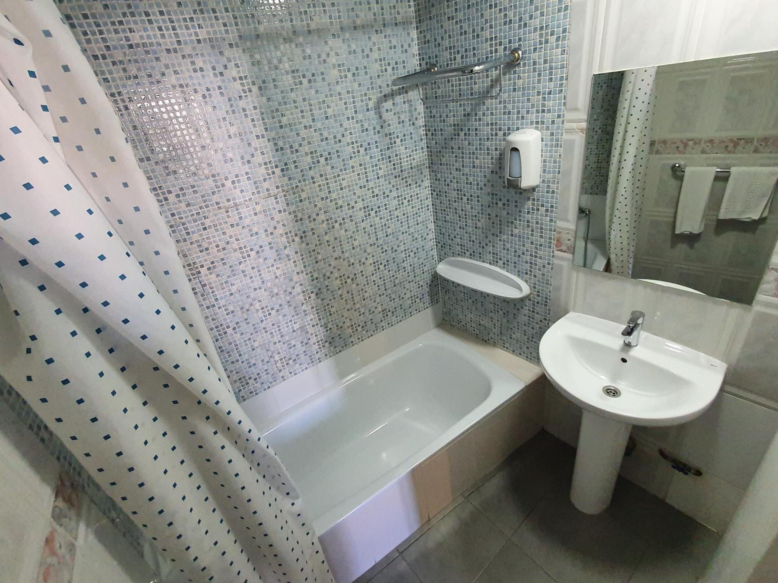 Family Suite with Balcony - Shared Bathroom photo 2