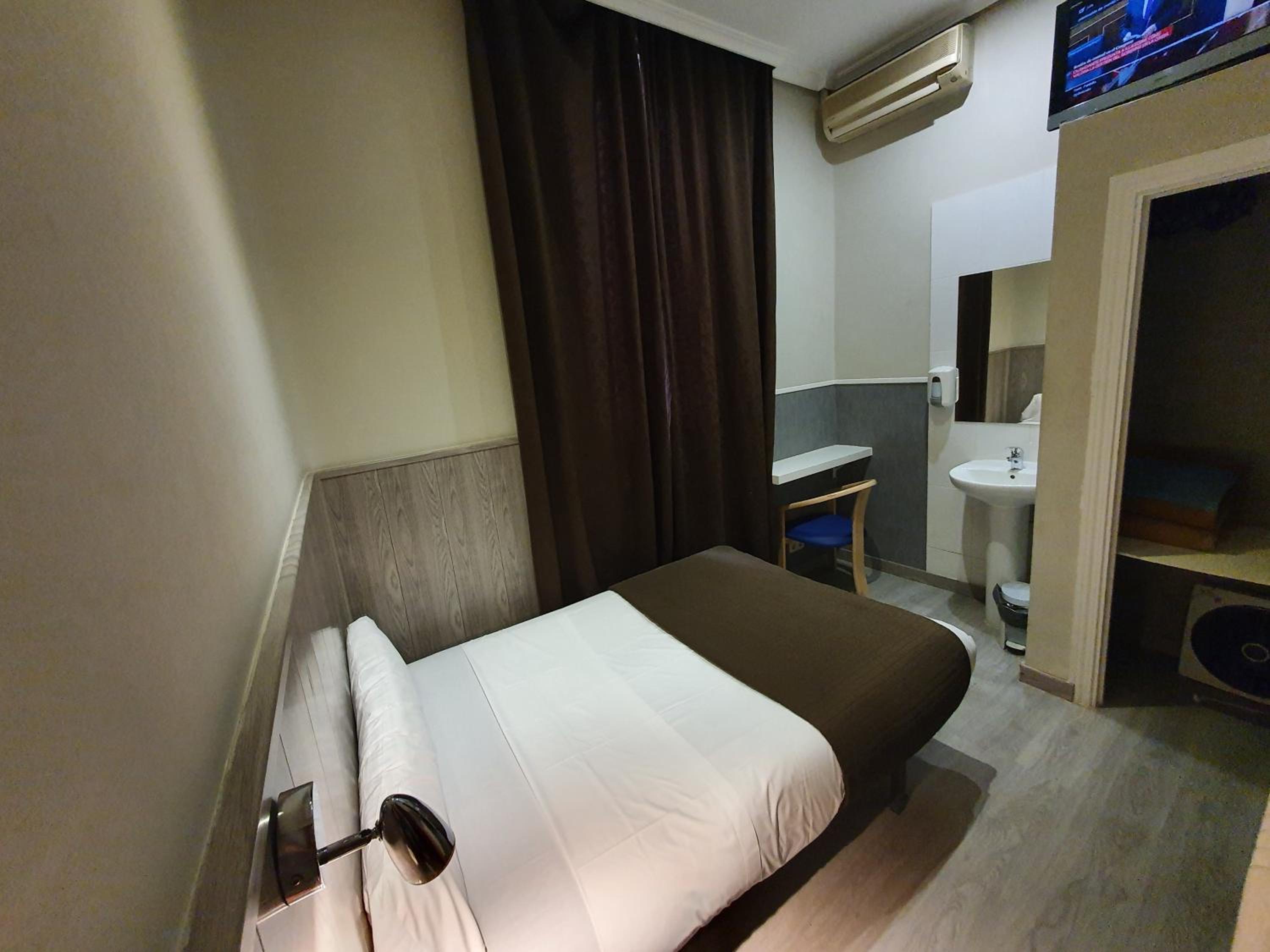 Single Room with Shared Bathroom photo 2